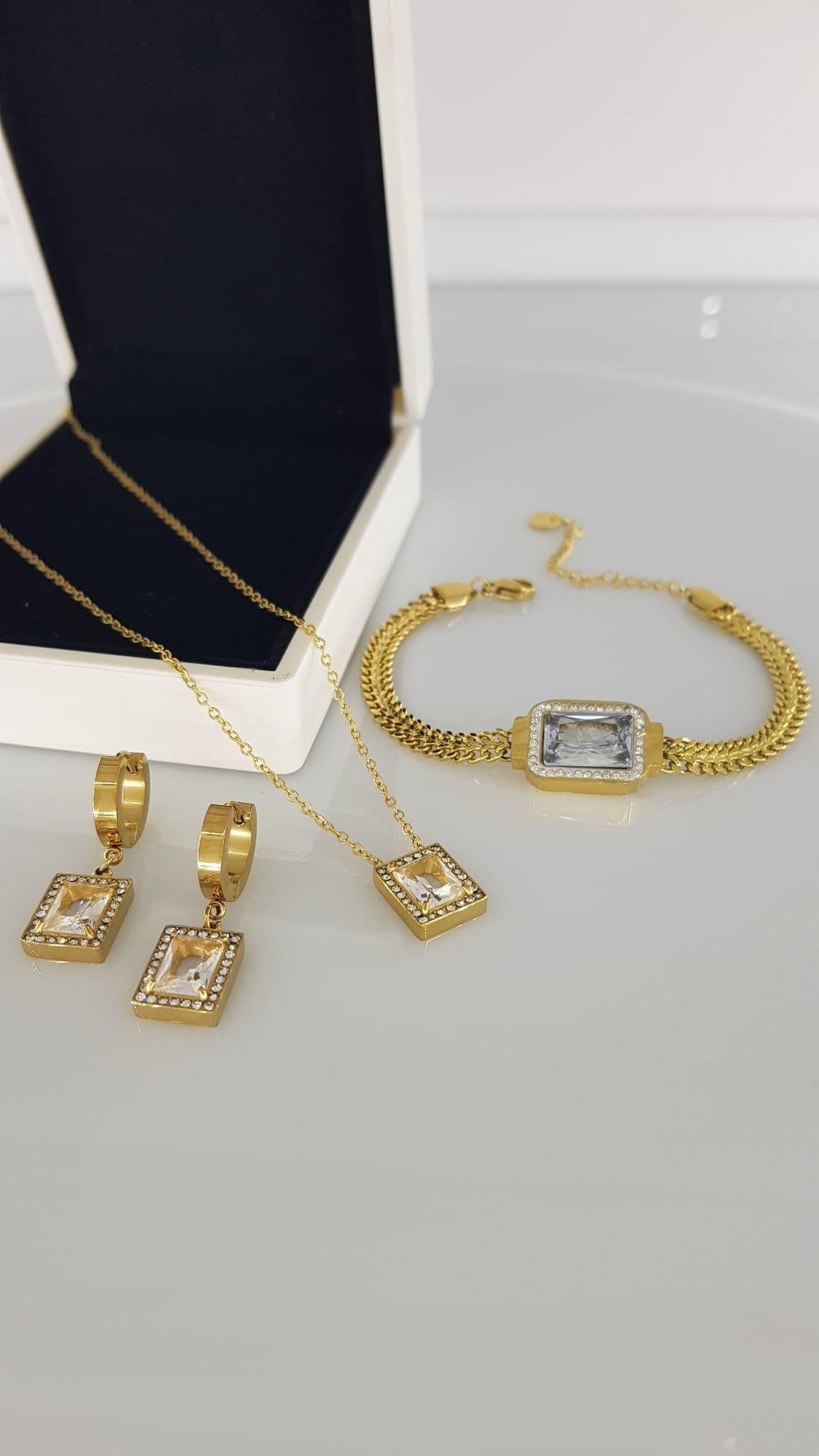 Baget Taşlı Gold Çelik Takı SetiBaget Taşlı Gold Çelik Takı SetiKararma Yapmaz, Zarif Stil