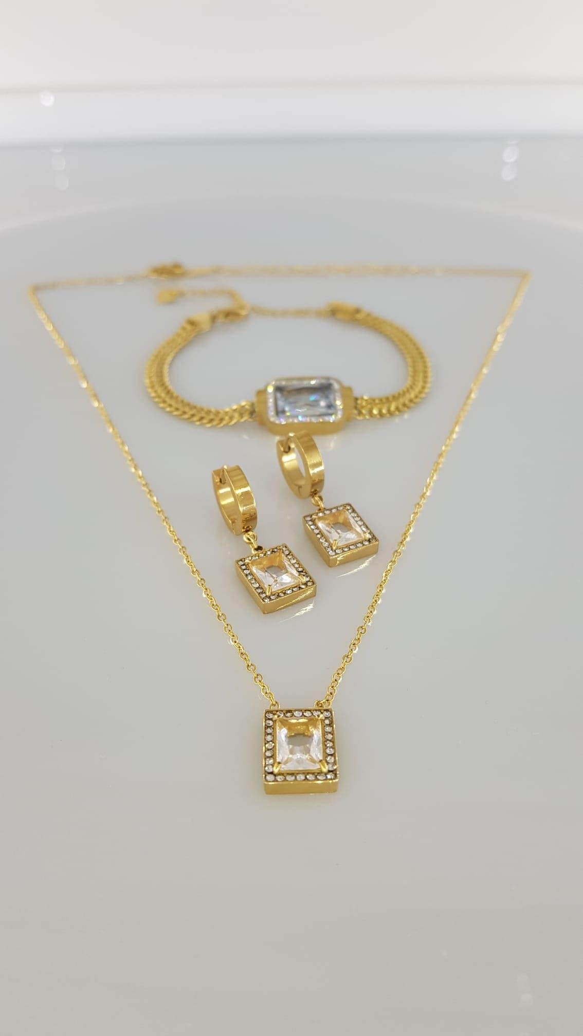 Baget Taşlı Gold Çelik Takı SetiBaget Taşlı Gold Çelik Takı SetiKararma Yapmaz, Zarif Stil