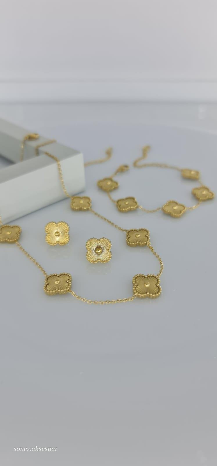 Günlük Gold Çelik Takı SetiGünlük Gold Çelik Takı Setikararmaz Doğumgünü Özel gün Hediye Anneler Günü Bayram