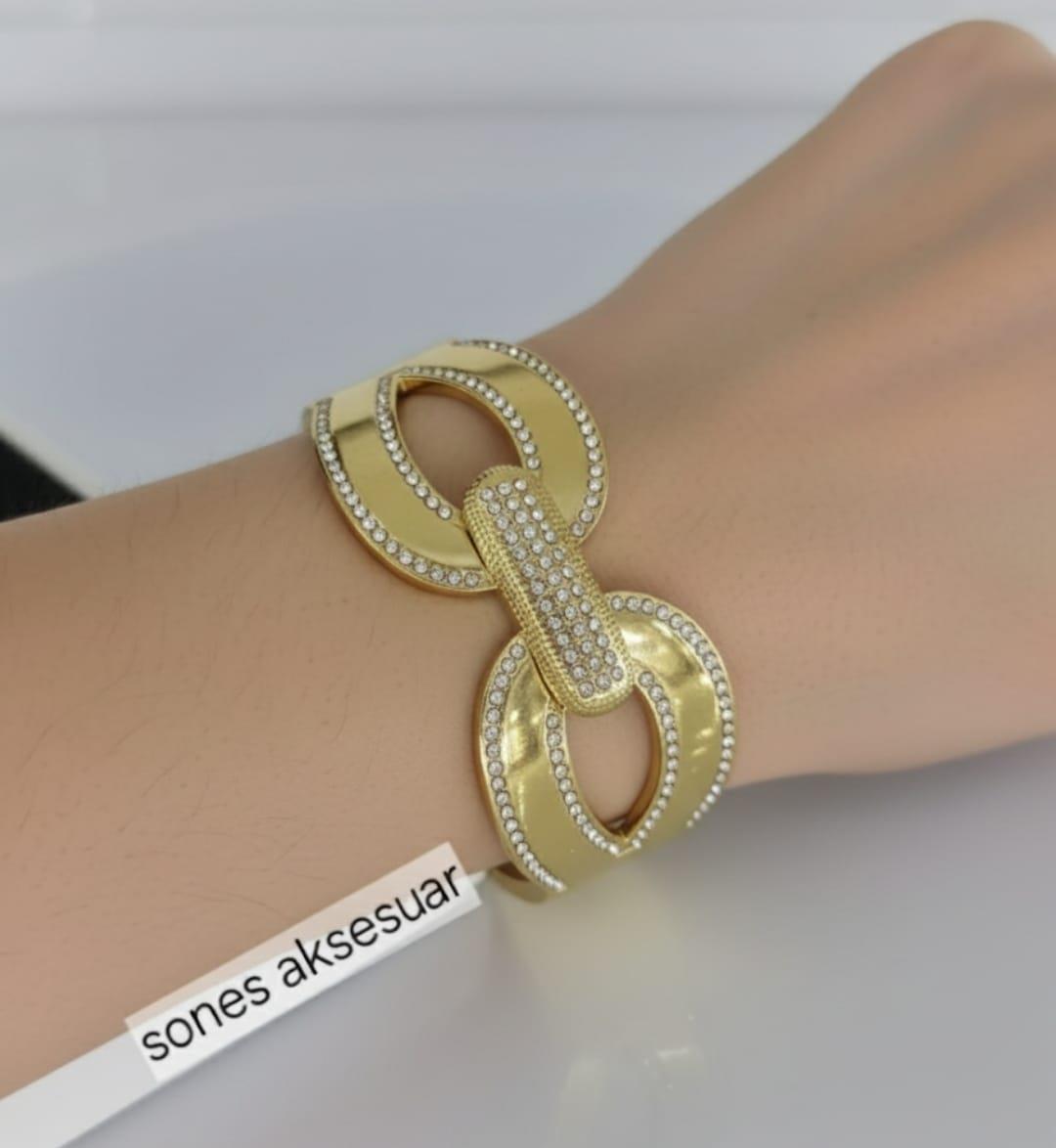 İhtişamlı Gold Çelik Kelepçe SNSc079-1Dayanıklı ve Şık Kalın Çelik Kelepçe İhtişamlı Gold Çelik Kelepçe SNSc079-1 | Kadın Takı, Kararma Yapmaz