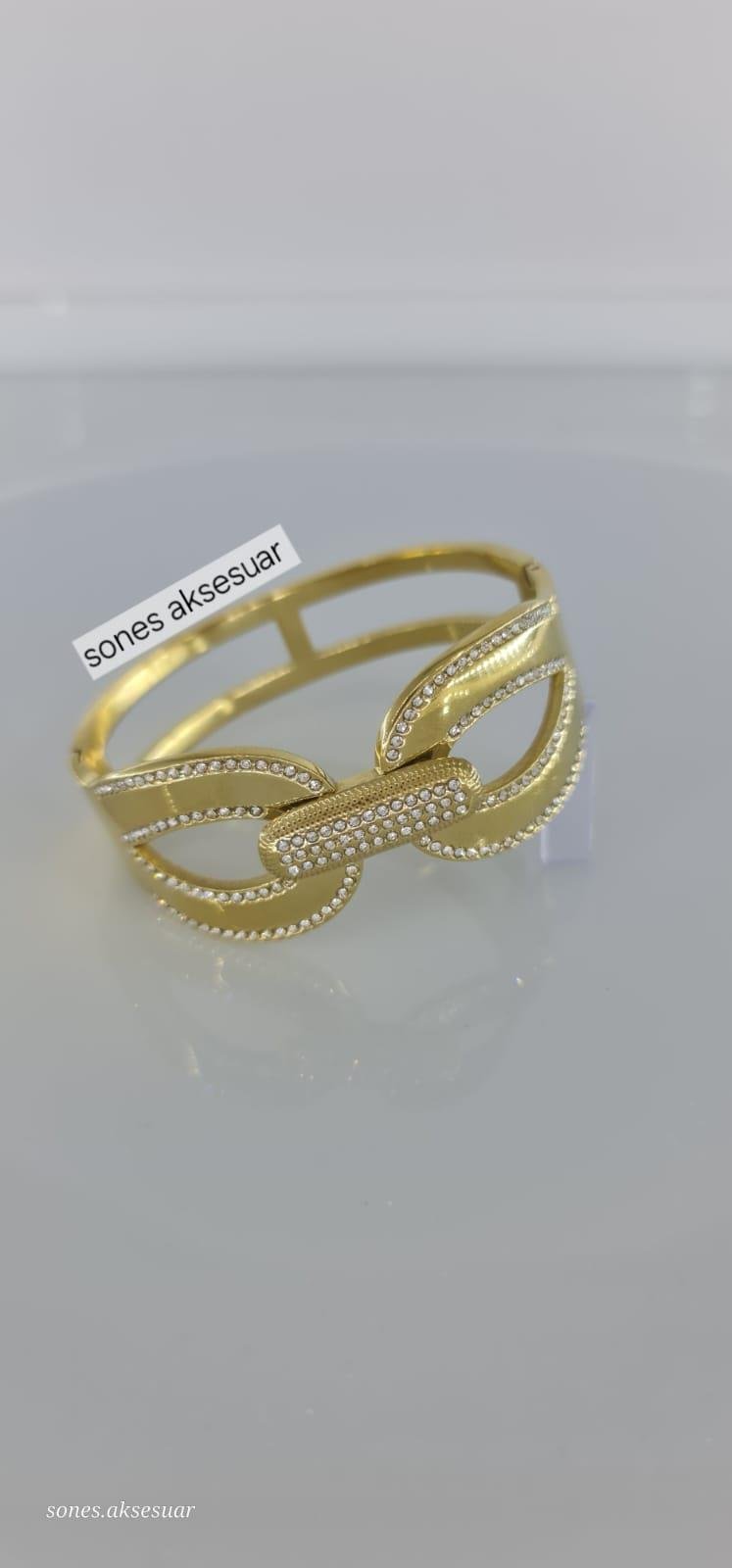 İhtişamlı Gold Çelik Kelepçe SNSc079-1Dayanıklı ve Şık Kalın Çelik Kelepçe İhtişamlı Gold Çelik Kelepçe SNSc079-1 | Kadın Takı, Kararma Yapmaz