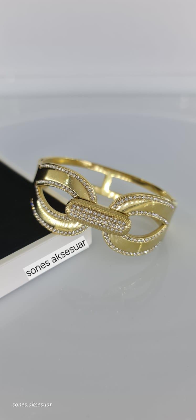 İhtişamlı Gold Çelik Kelepçe SNSc079-1Dayanıklı ve Şık Kalın Çelik Kelepçe İhtişamlı Gold Çelik Kelepçe SNSc079-1 | Kadın Takı, Kararma Yapmaz