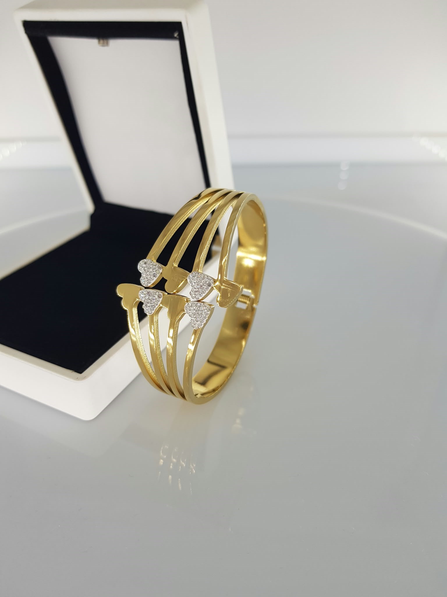 Kalp Taşlı Gold Kadın Çelik KelepçeKalp Taşlı Gold Kadın Çelik Kelepçe  Zarif ve Modern Tasarım