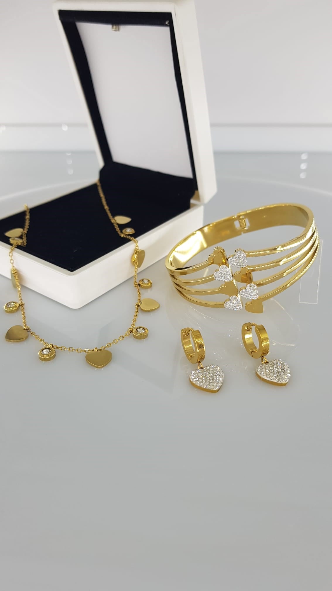 Kalpli Gold Rengi Çelik Takı SetiKalpli Gold Rengi Çelik Takı Seti Kararma Yapmaz, Zarif Stil