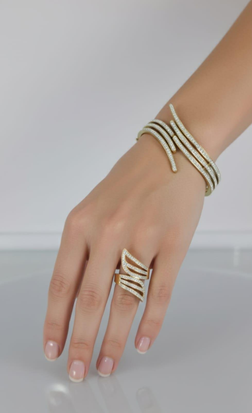 Kelebek Kelepçe ve Yüzük Çelik Takı SetiKelebek Kelepçe ve Yüzük Çelik Takı Seti Kararma Yapmaz, Zarif Stil