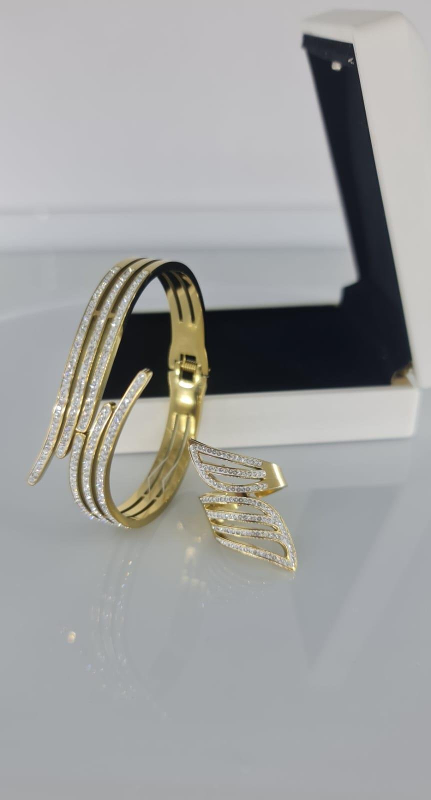 Kelebek Kelepçe ve Yüzük Çelik Takı SetiKelebek Kelepçe ve Yüzük Çelik Takı Seti Kararma Yapmaz, Zarif Stil