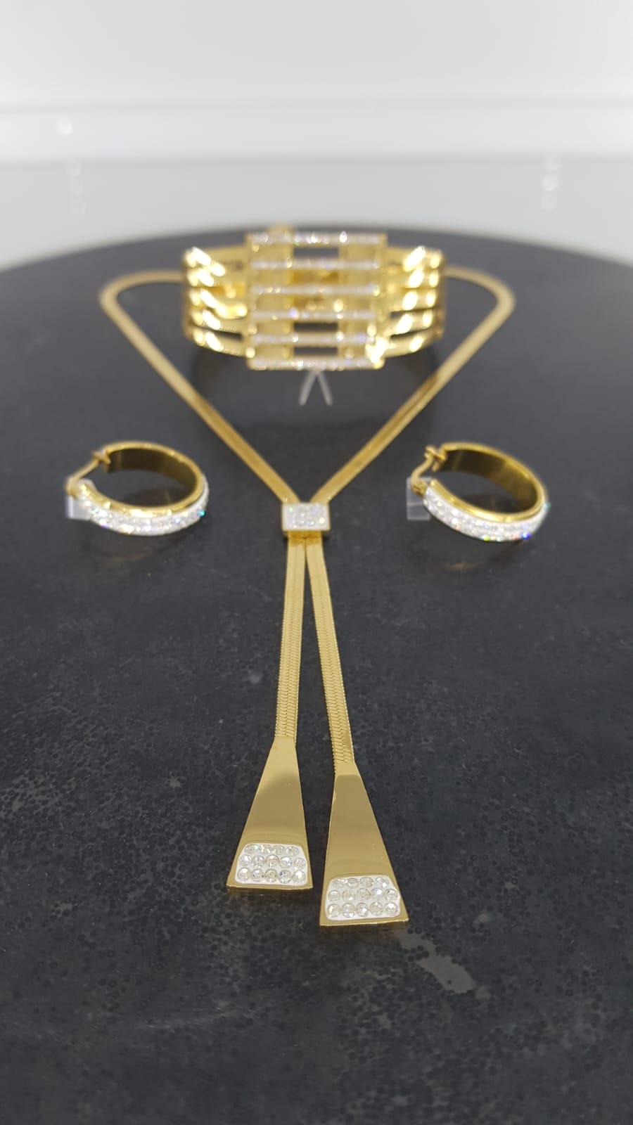 Kraliçe Gold Çelik Takı Seti 350Kraliçe Gold Çelik Takı Seti 350 kararmaz Doğumgünü Özel gün Hediye Anneler Günü