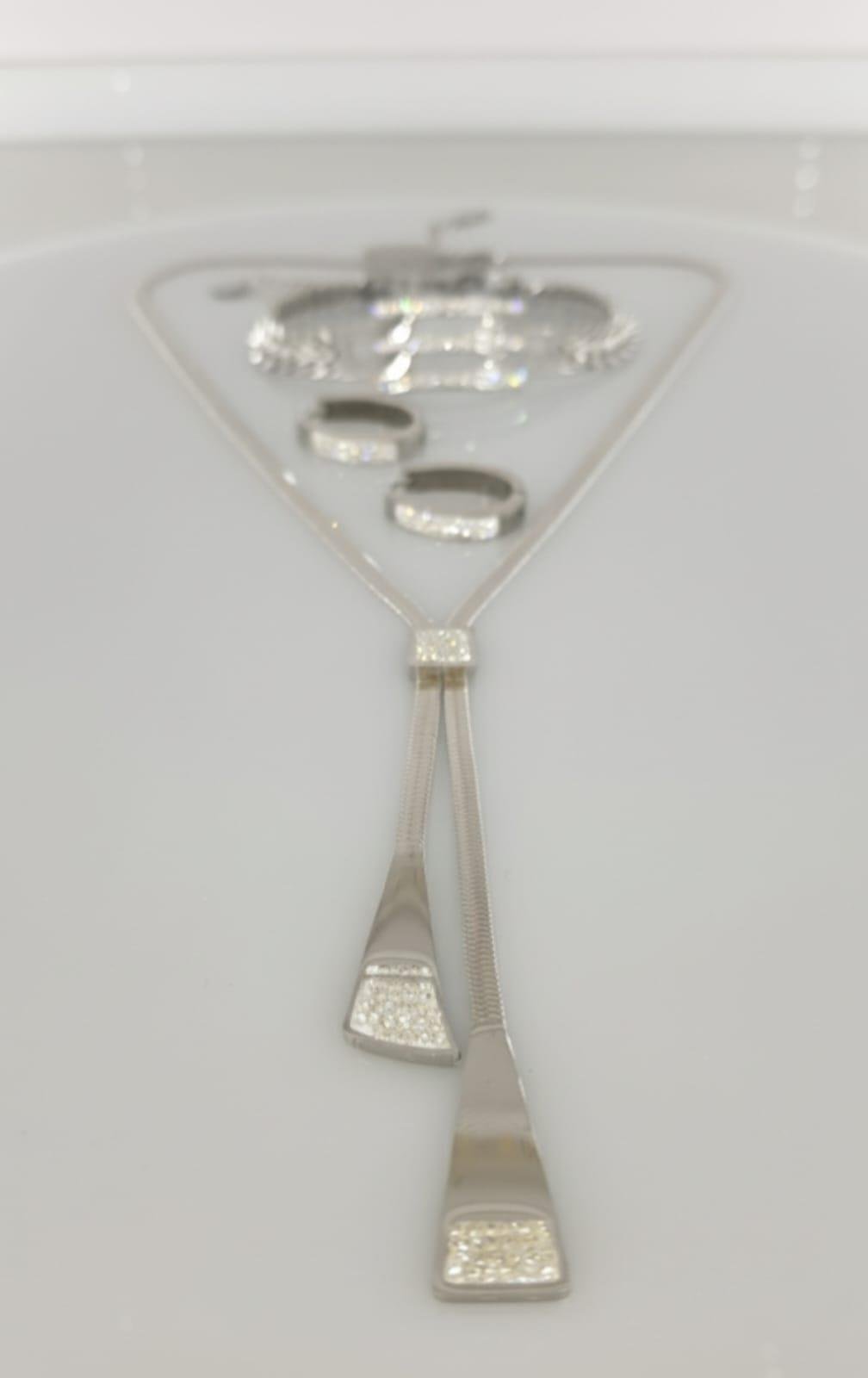 Kraliçe Gümüş Rengi Çelik Takı SetiKraliçe Gümüş Rengi Çelik Takı Seti  Kararma Yapmaz, Zarif Stil