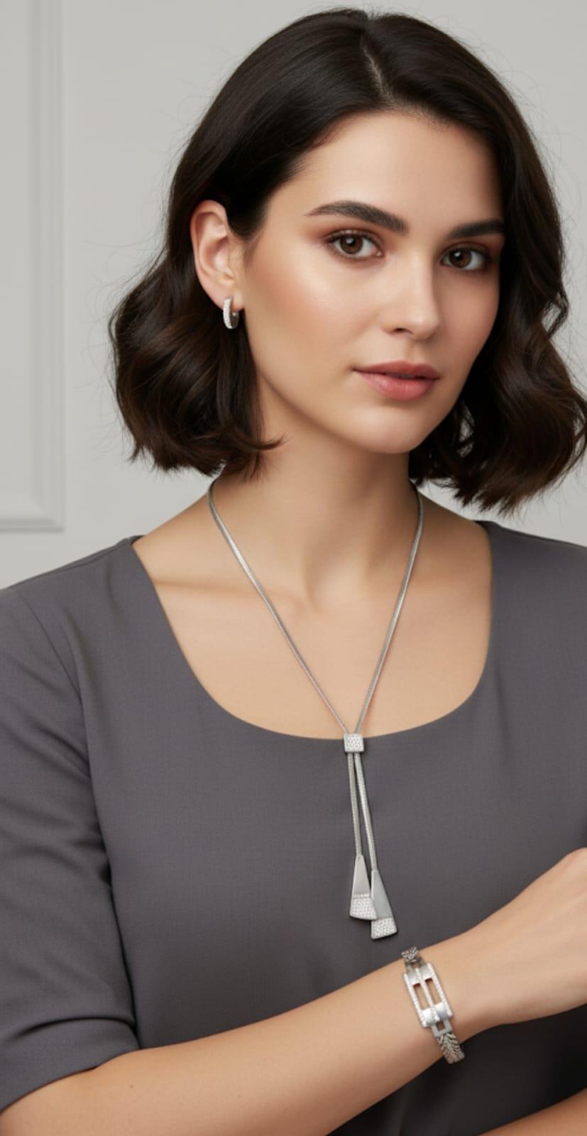 Kraliçe Gümüş Rengi Çelik Takı SetiKraliçe Gümüş Rengi Çelik Takı Seti  Kararma Yapmaz, Zarif Stil