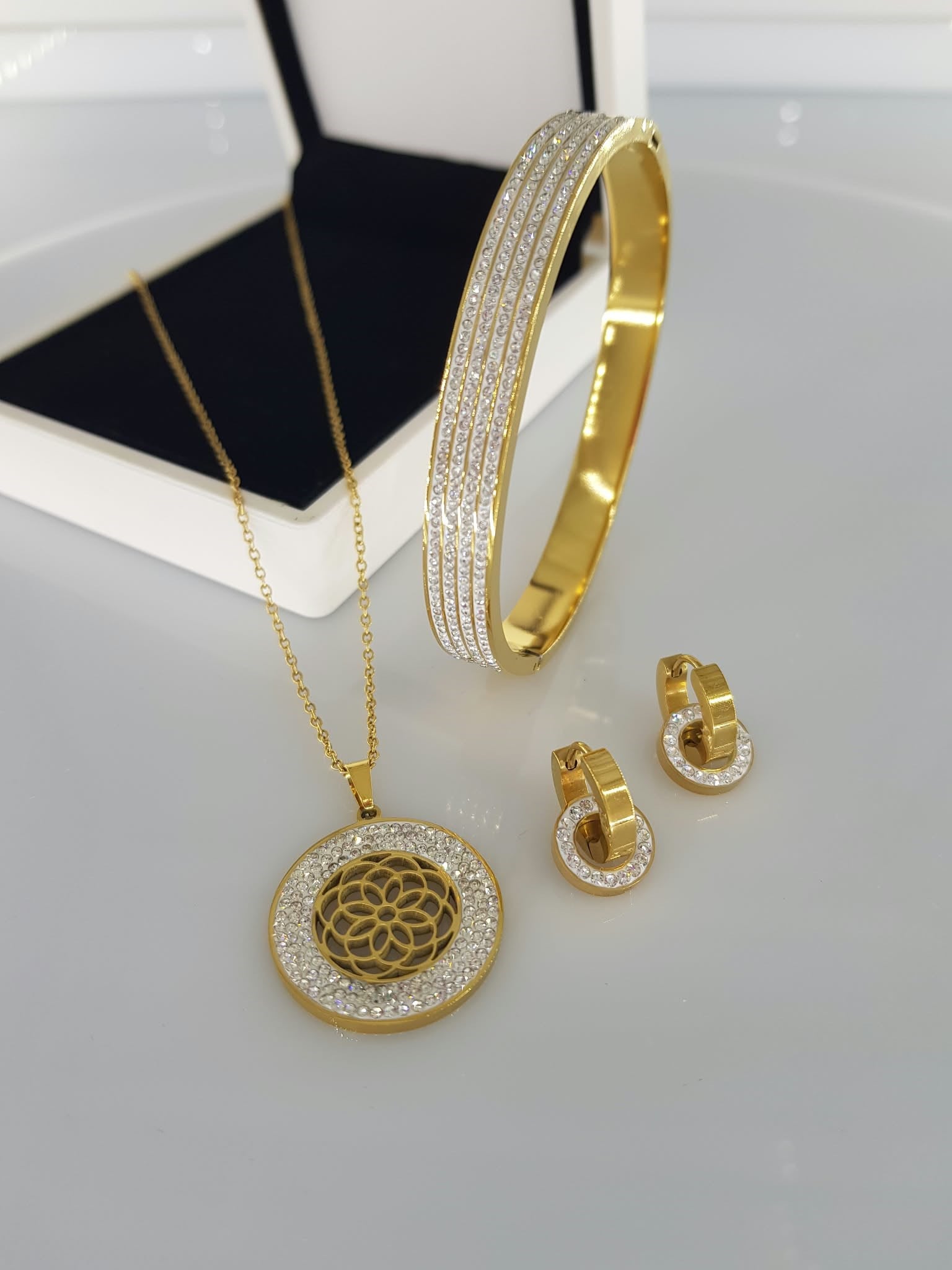 Lidya Kararmaz Gold Çelik Takı SetiLidya Kararmaz Gold Çelik Takı Setii Kararma Yapmaz, Zarif Stil