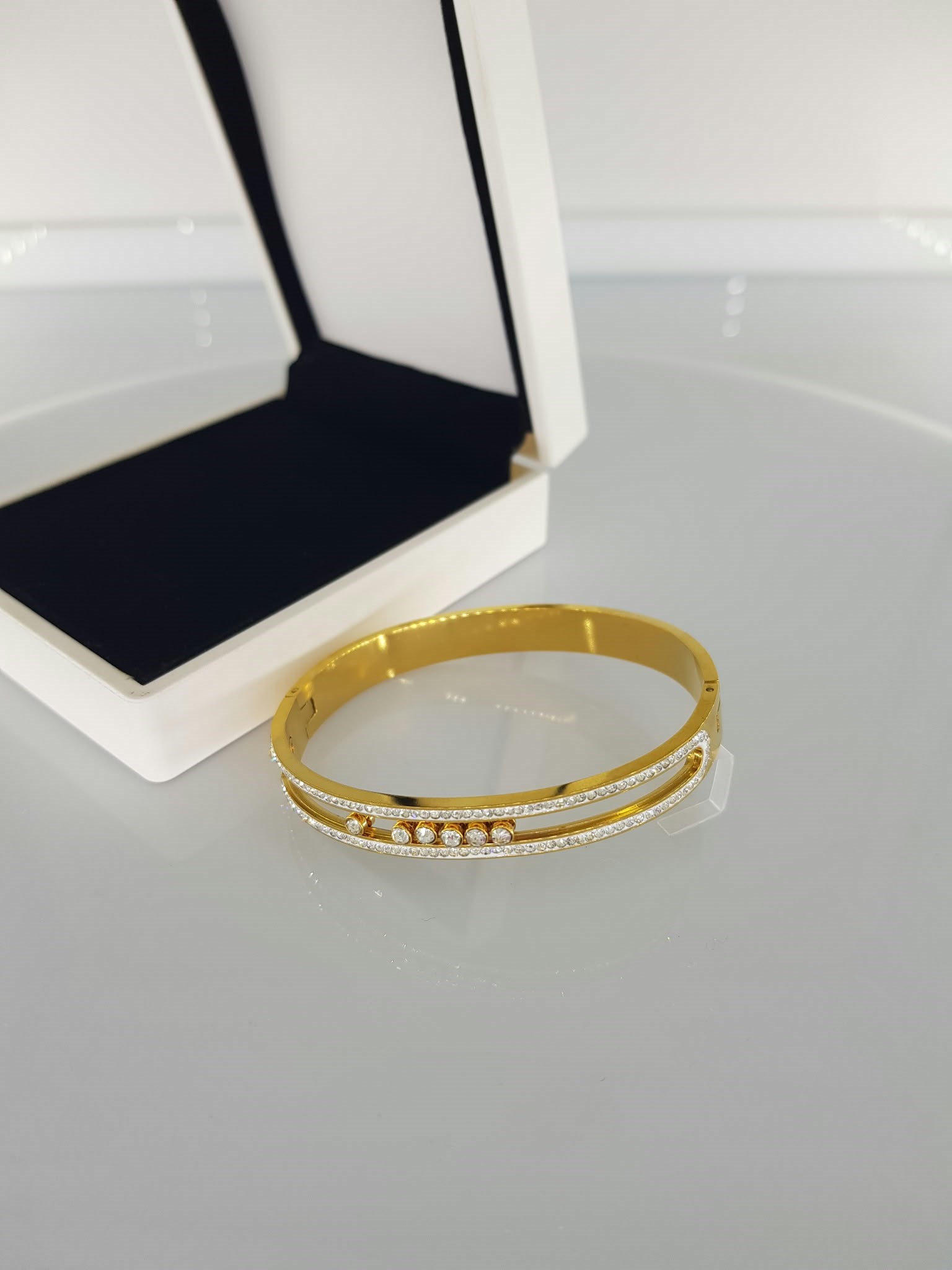 Marka Taşlı Gold Kadın Çelik KelepçeMarka Taşlı Gold Kadın Çelik Kelepçe  Zarif ve Modern Tasarım