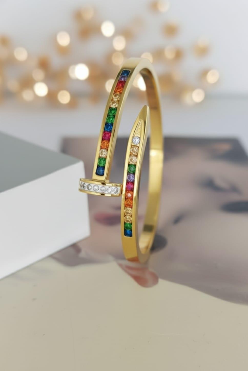 Renkli Taşlı Çivi Gold Çelik KelepçeRenkli Taşlı Çivi Gold Çelik Kelepçe Zarif ve Modern Tasarım