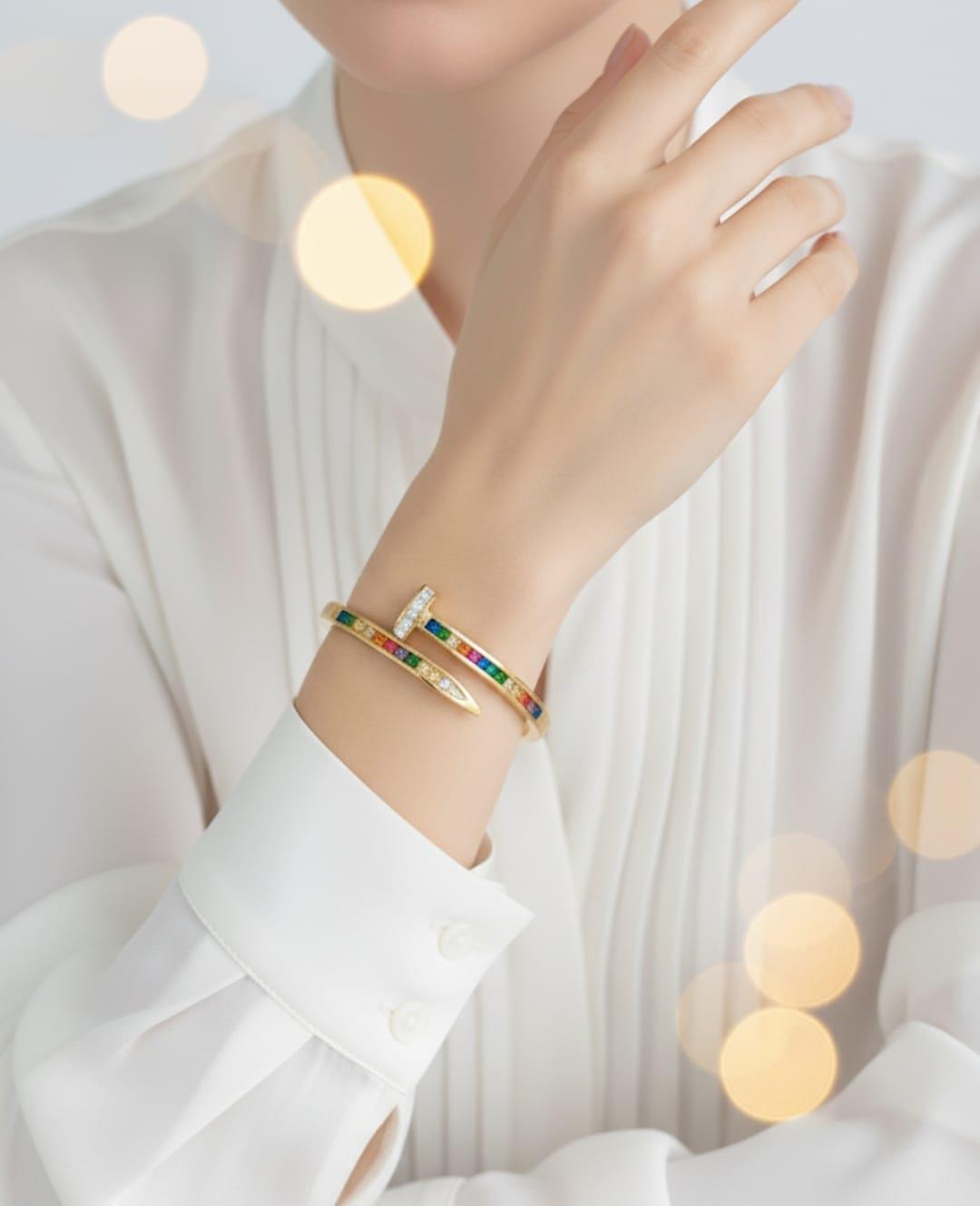 Renkli Taşlı Çivi Gold Çelik KelepçeRenkli Taşlı Çivi Gold Çelik Kelepçe Zarif ve Modern Tasarım