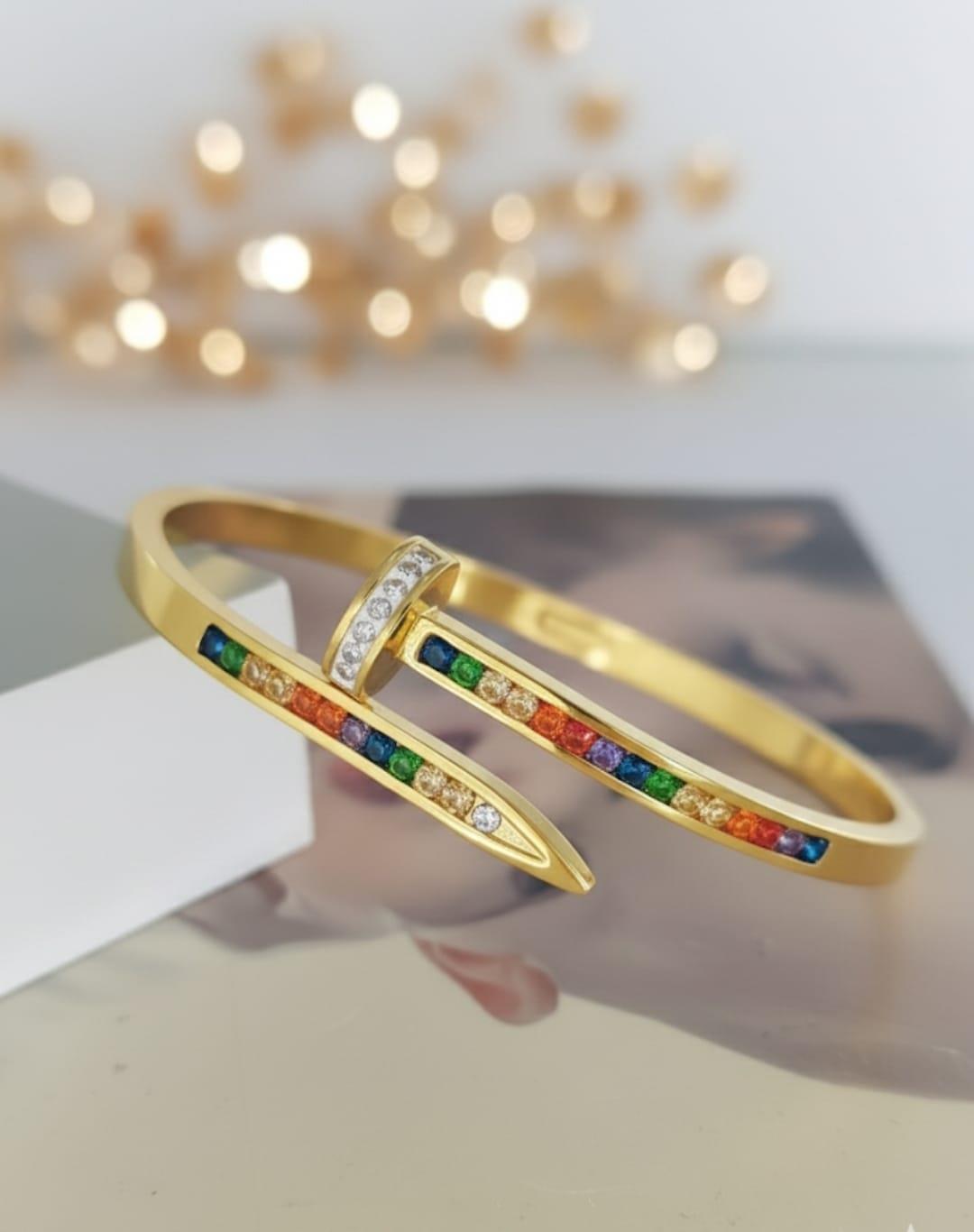 Renkli Taşlı Çivi Gold Çelik KelepçeRenkli Taşlı Çivi Gold Çelik Kelepçe Zarif ve Modern Tasarım