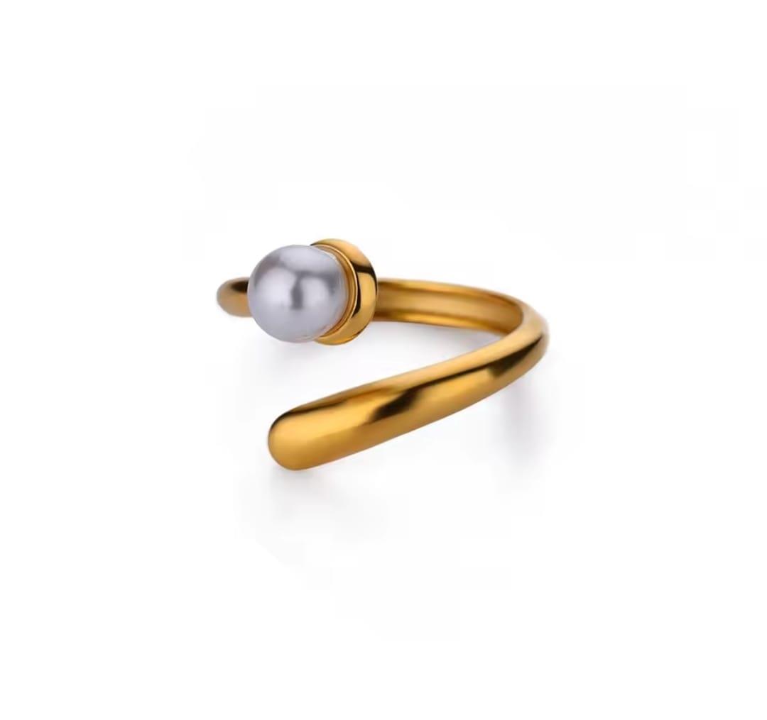 Sade Şıklık İnci YüzükAltın Kaplama Çelik İnci Yüzük – Zarif ve Şık Kadın Takı Modeli