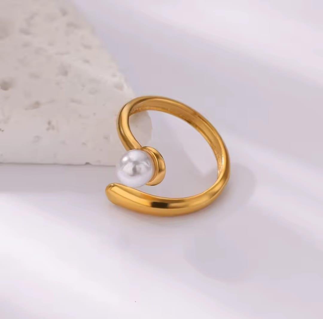 Sade Şıklık İnci YüzükAltın Kaplama Çelik İnci Yüzük – Zarif ve Şık Kadın Takı Modeli