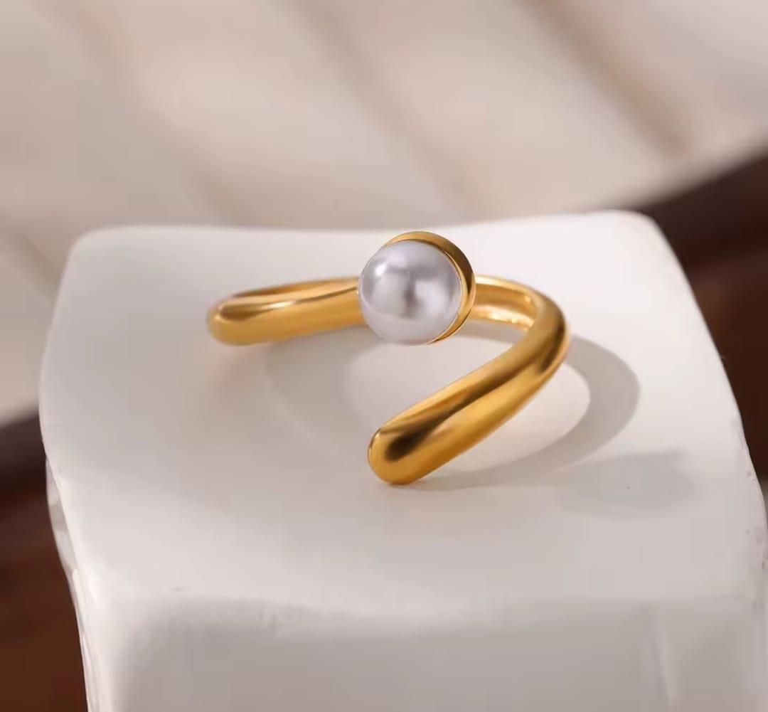 Sade Şıklık İnci YüzükAltın Kaplama Çelik İnci Yüzük – Zarif ve Şık Kadın Takı Modeli