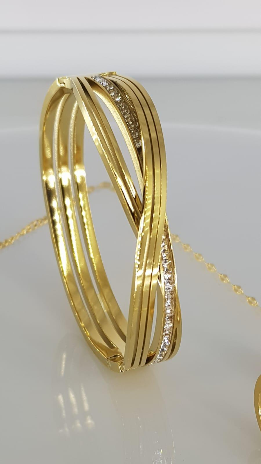 Taşlı Gold Rengi Çelik Takı SetiTaşlı Gold Rengi Çelik Takı Seti Kararma Yapmaz, Zarif Stil