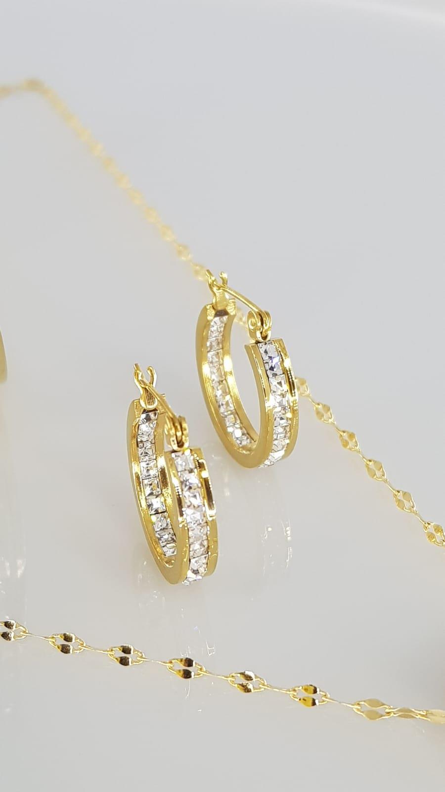 Taşlı Gold Rengi Çelik Takı SetiTaşlı Gold Rengi Çelik Takı Seti Kararma Yapmaz, Zarif Stil