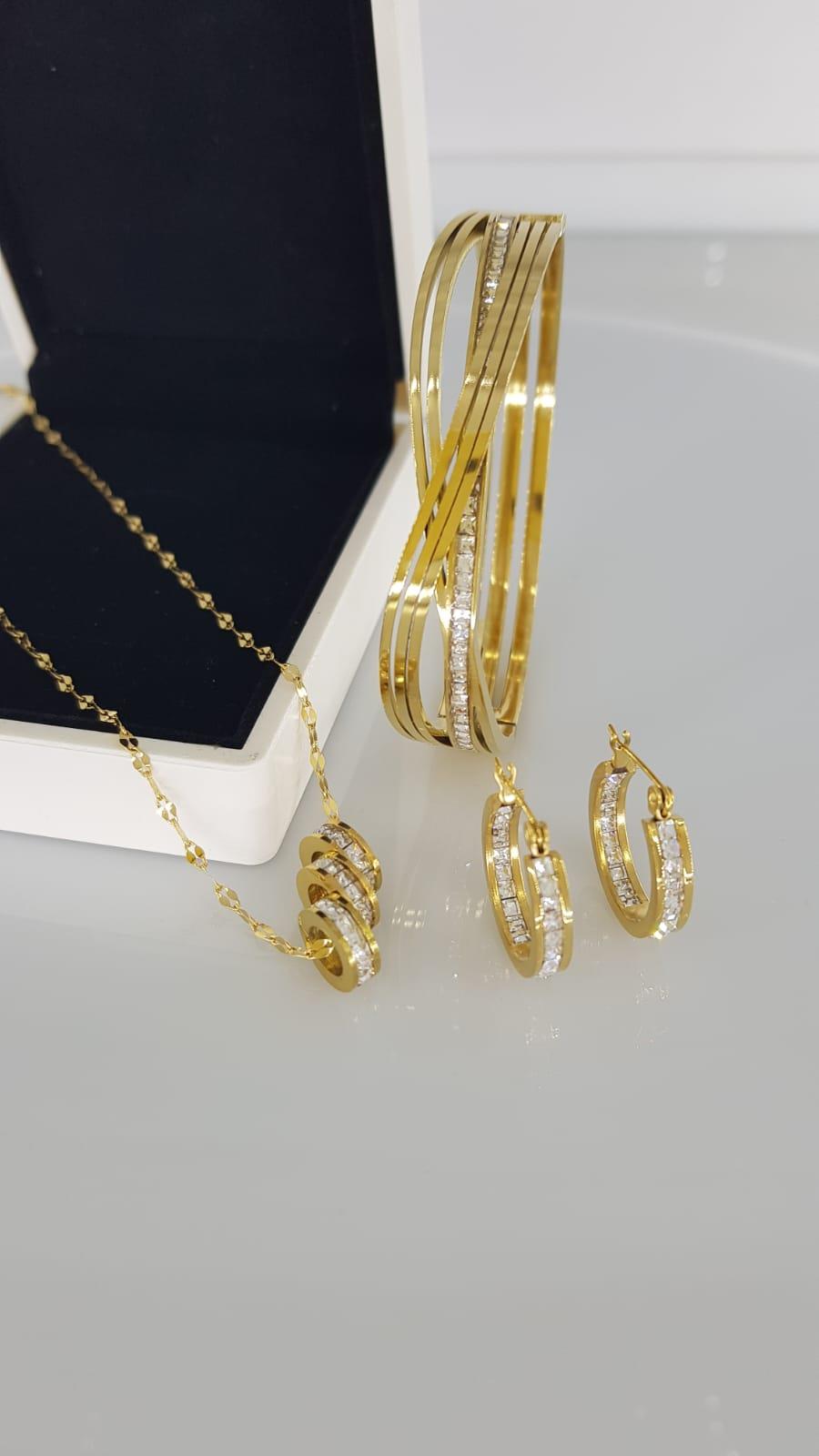 Taşlı Gold Rengi Çelik Takı SetiTaşlı Gold Rengi Çelik Takı Seti Kararma Yapmaz, Zarif Stil