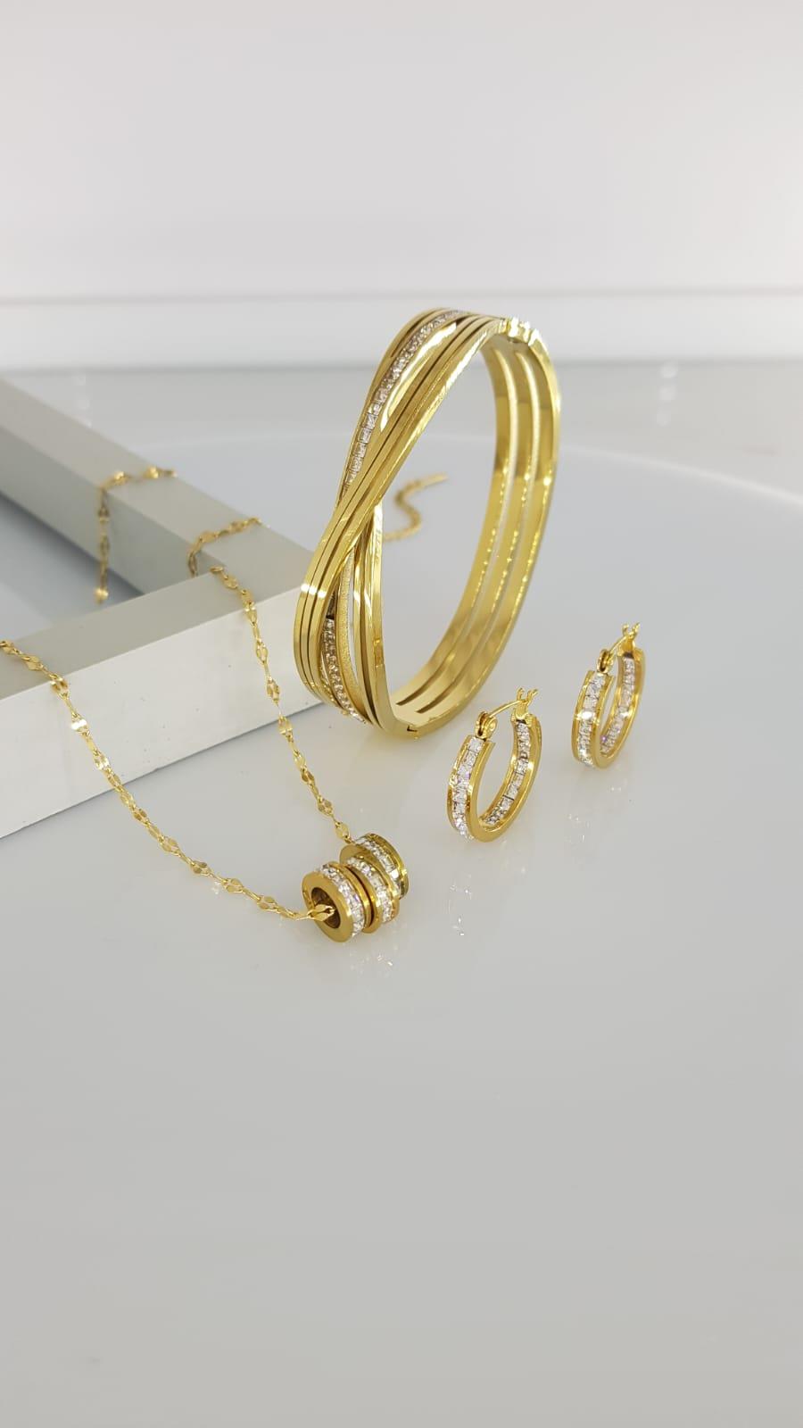 Taşlı Gold Rengi Çelik Takı SetiTaşlı Gold Rengi Çelik Takı Seti Kararma Yapmaz, Zarif Stil