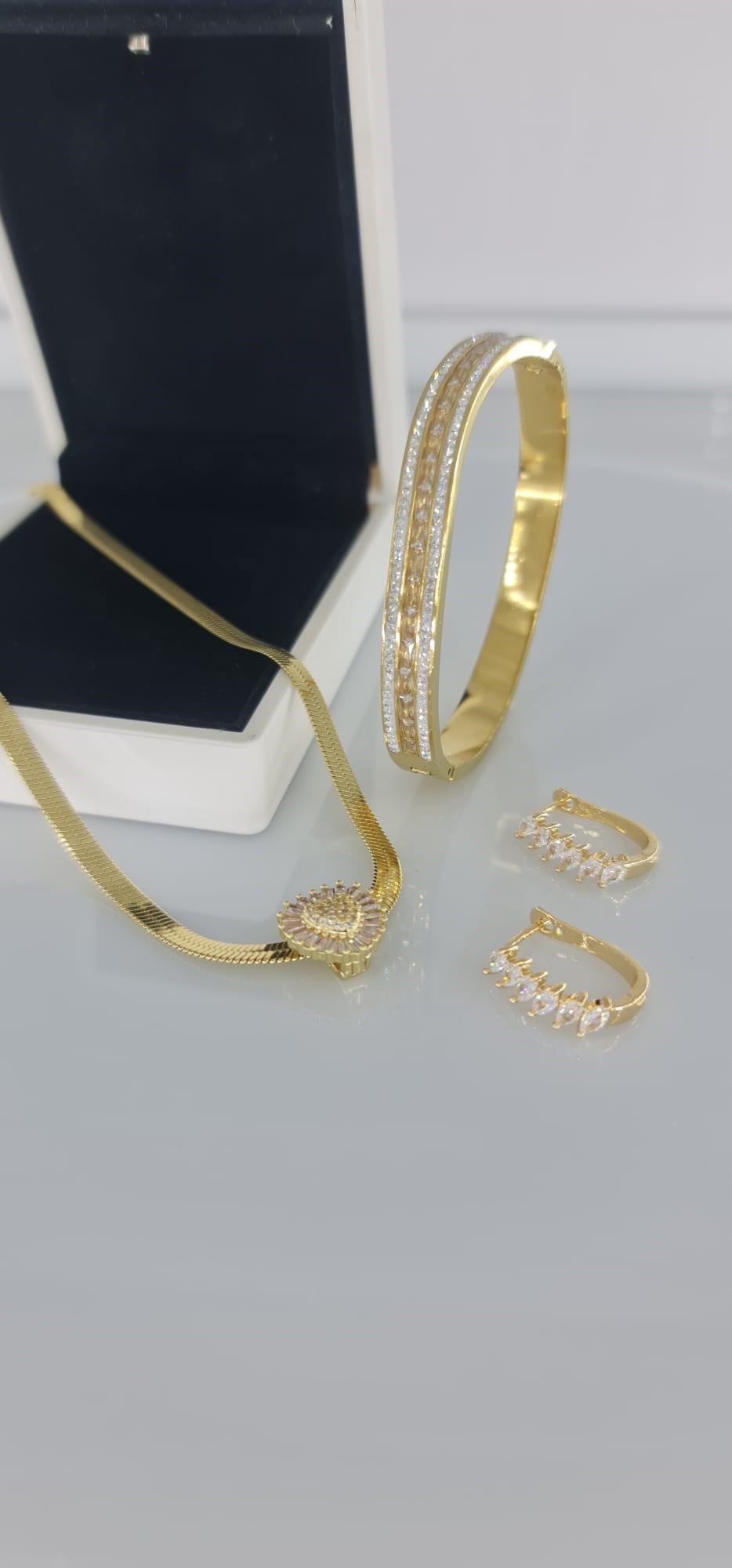 Taşlı  Yeni Gold Rengi Çelik Takı SetiTaşlı  Yeni Gold Rengi Çelik Takı Seti Kararma Yapmaz, Zarif Stil