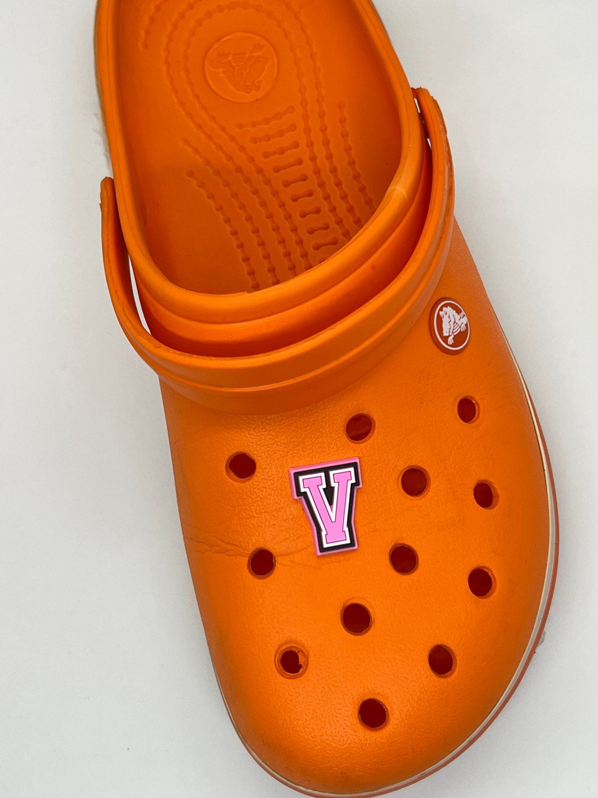 V Harfi Temalı Temalı Jibbitz Crocs Terlik Süsü