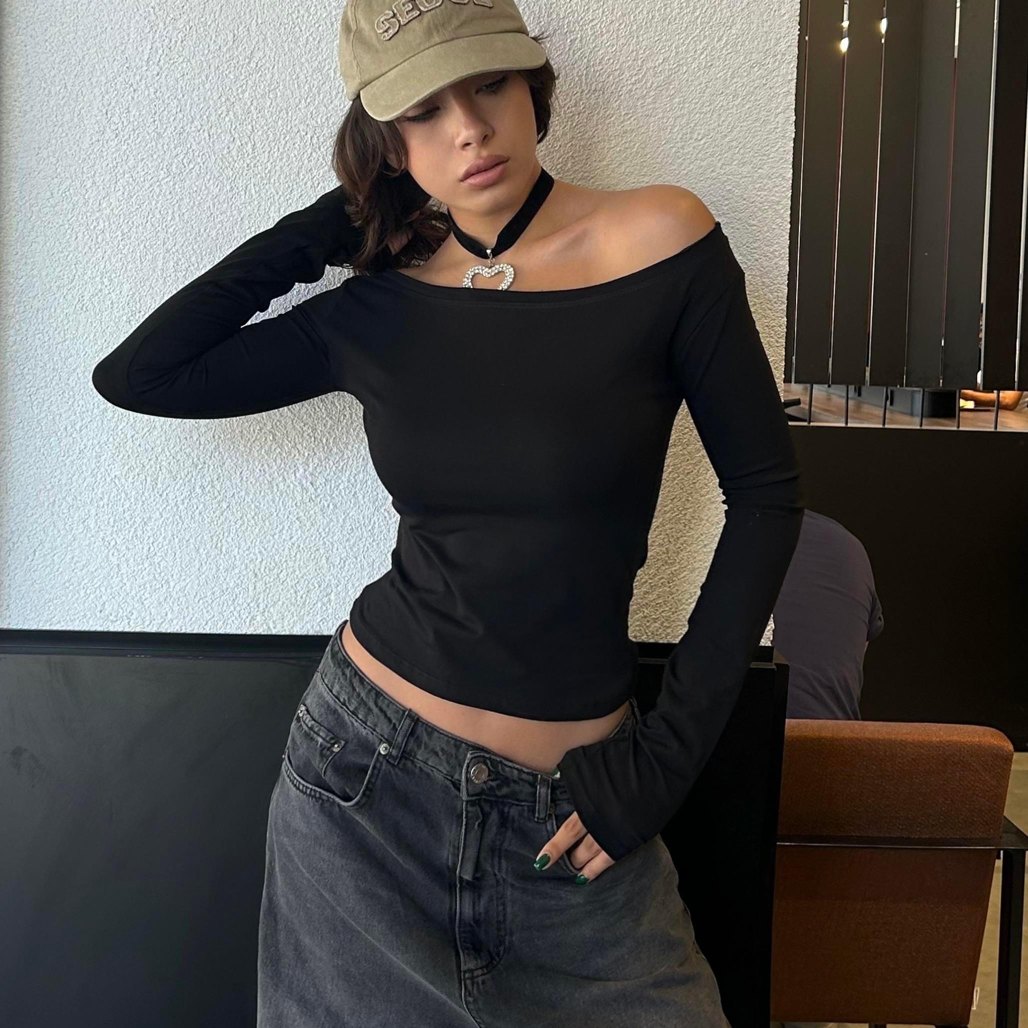 Siyah Madonna Yaka Uzun Kollu Crop Bluz