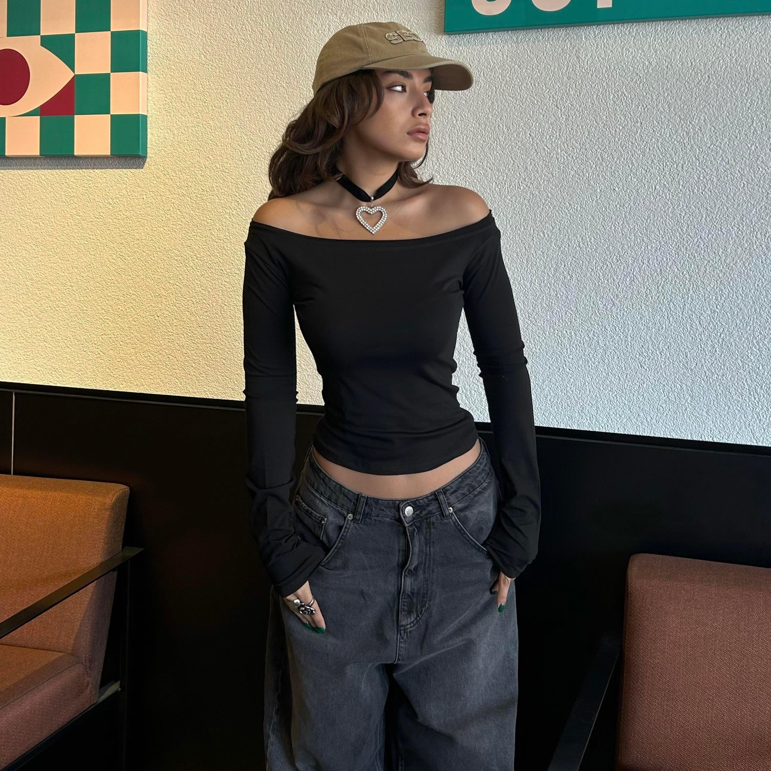 Siyah Madonna Yaka Uzun Kollu Crop Bluz