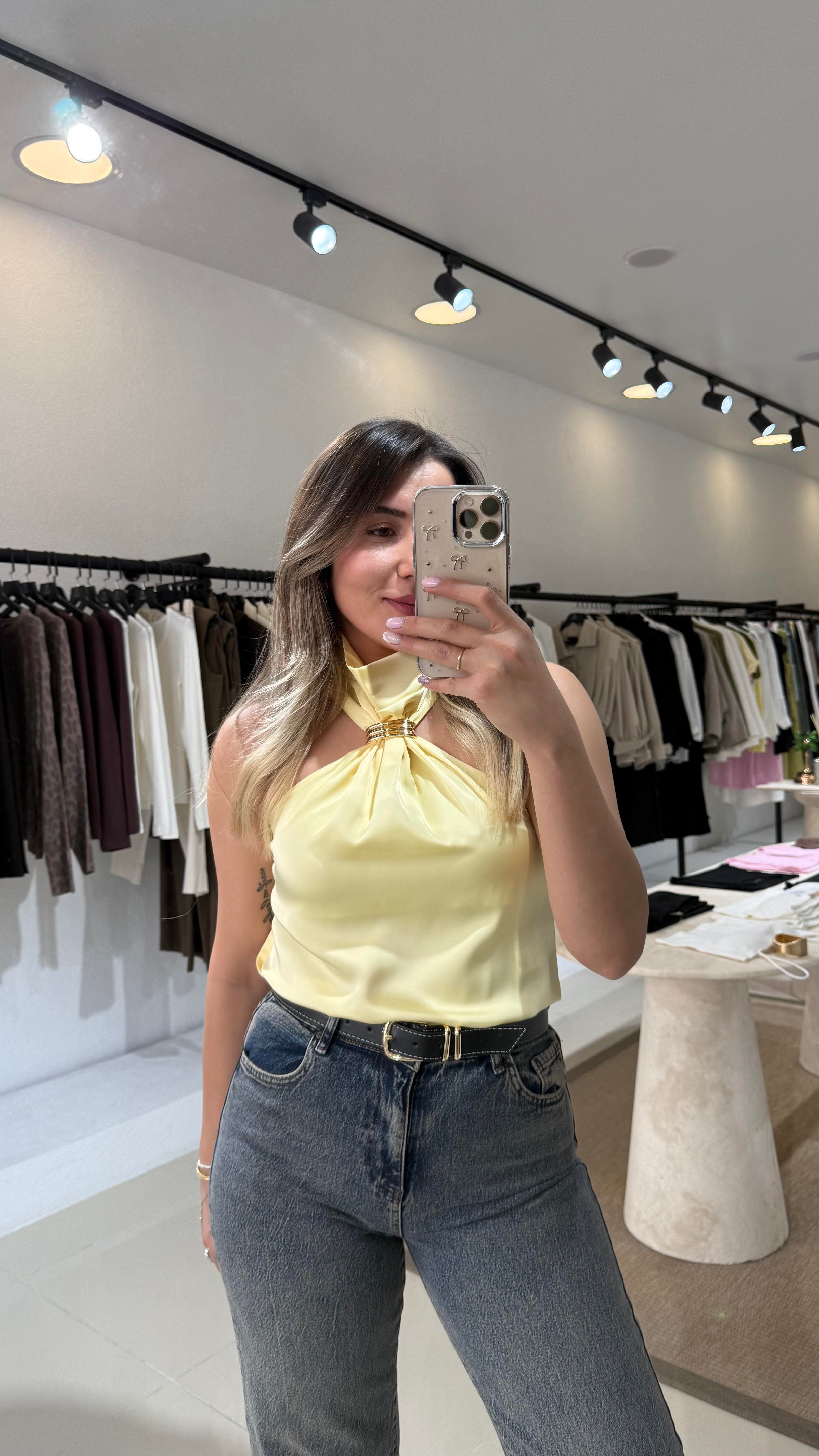 SARI DİK YAKA AKSESUARLI BLUZ