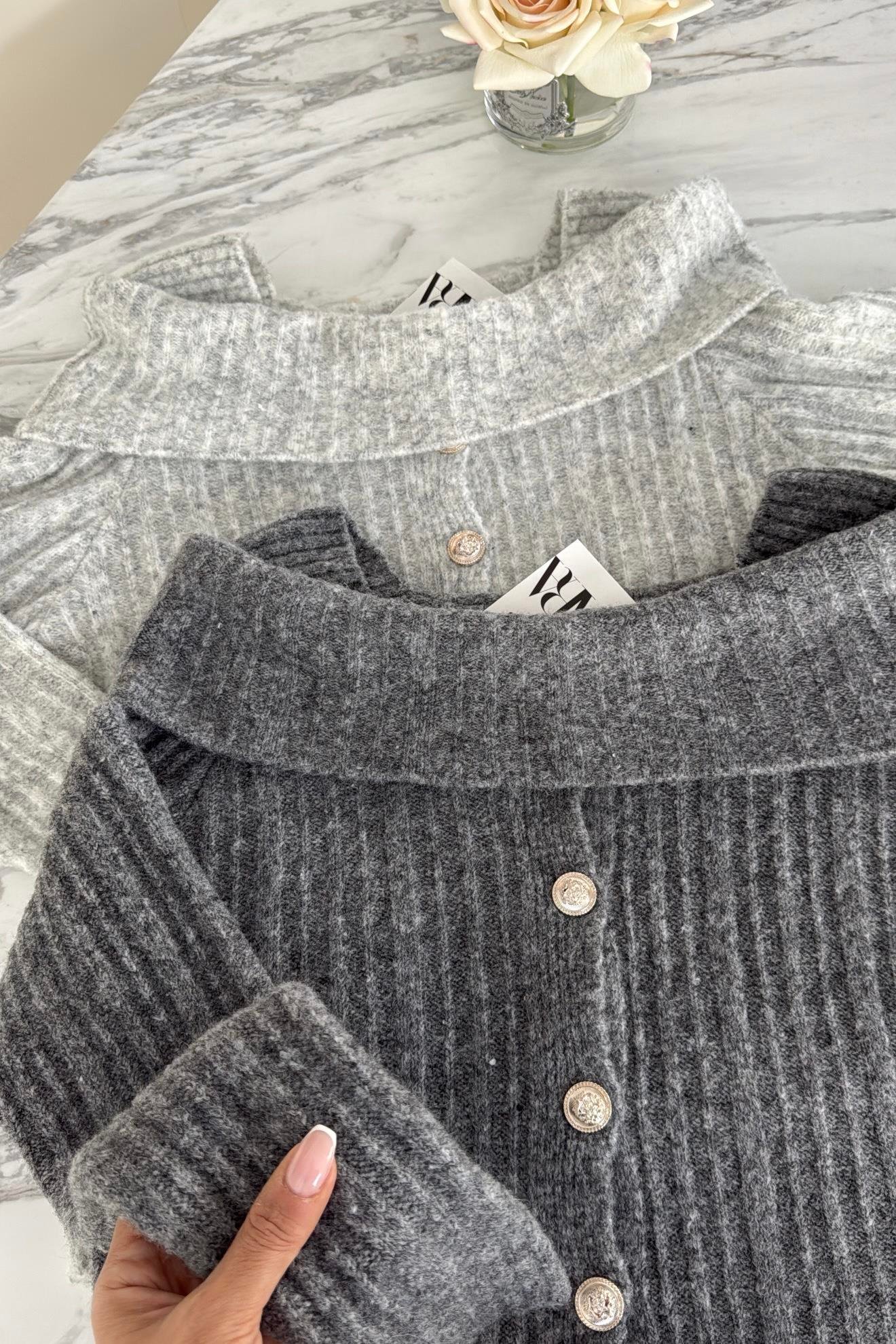 AÇIK GRİ DÜĞMELİ KAYIK YAKA TRİKO