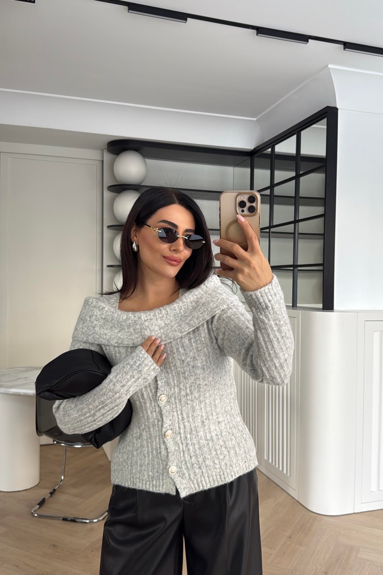 AÇIK GRİ DÜĞMELİ KAYIK YAKA TRİKO