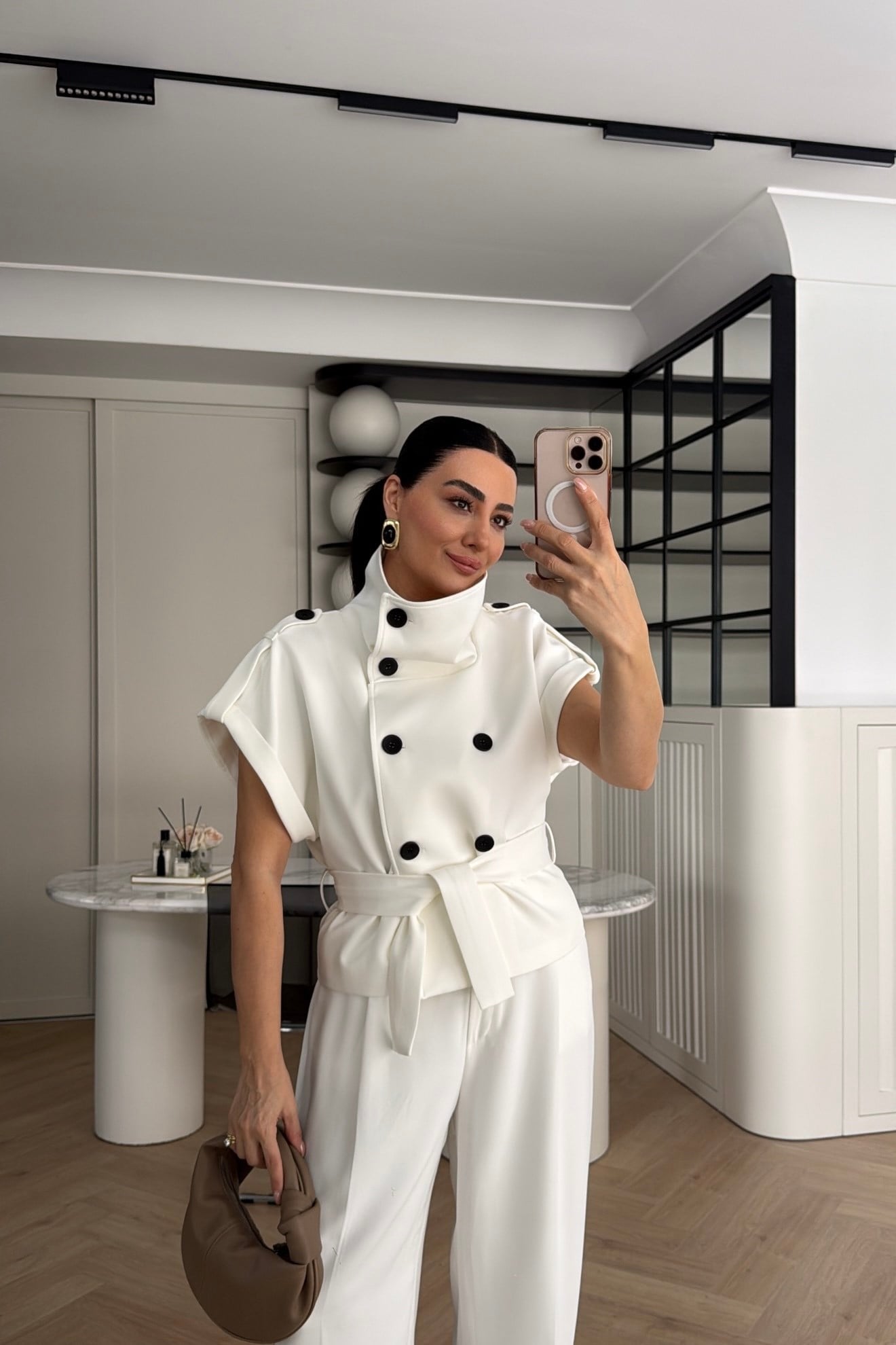 APOLETLİ DÜĞME DETAYLI DİK YAKA YELEK BEYAZ 