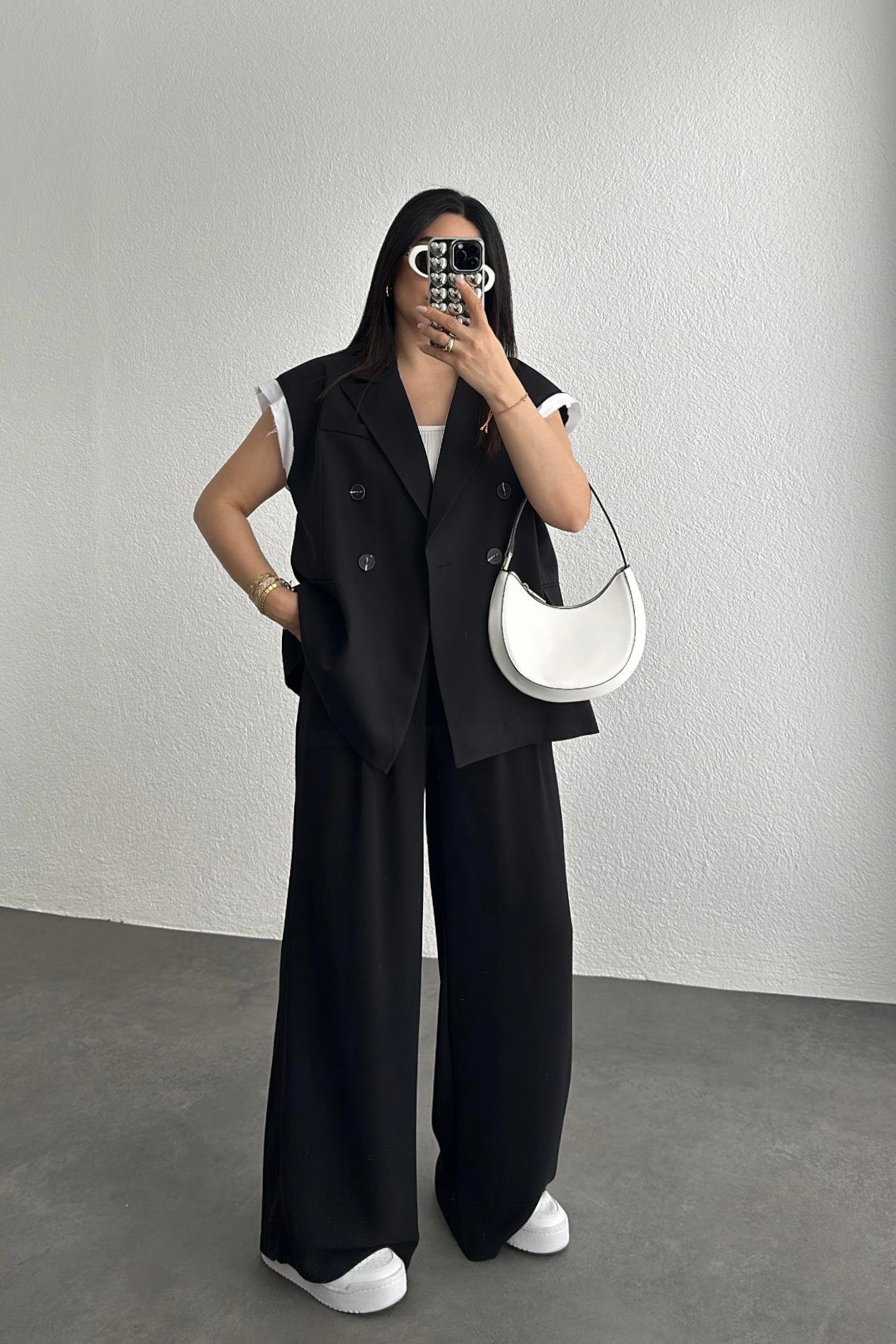 Arkası Detaylı Astarlı Siyah Yelek