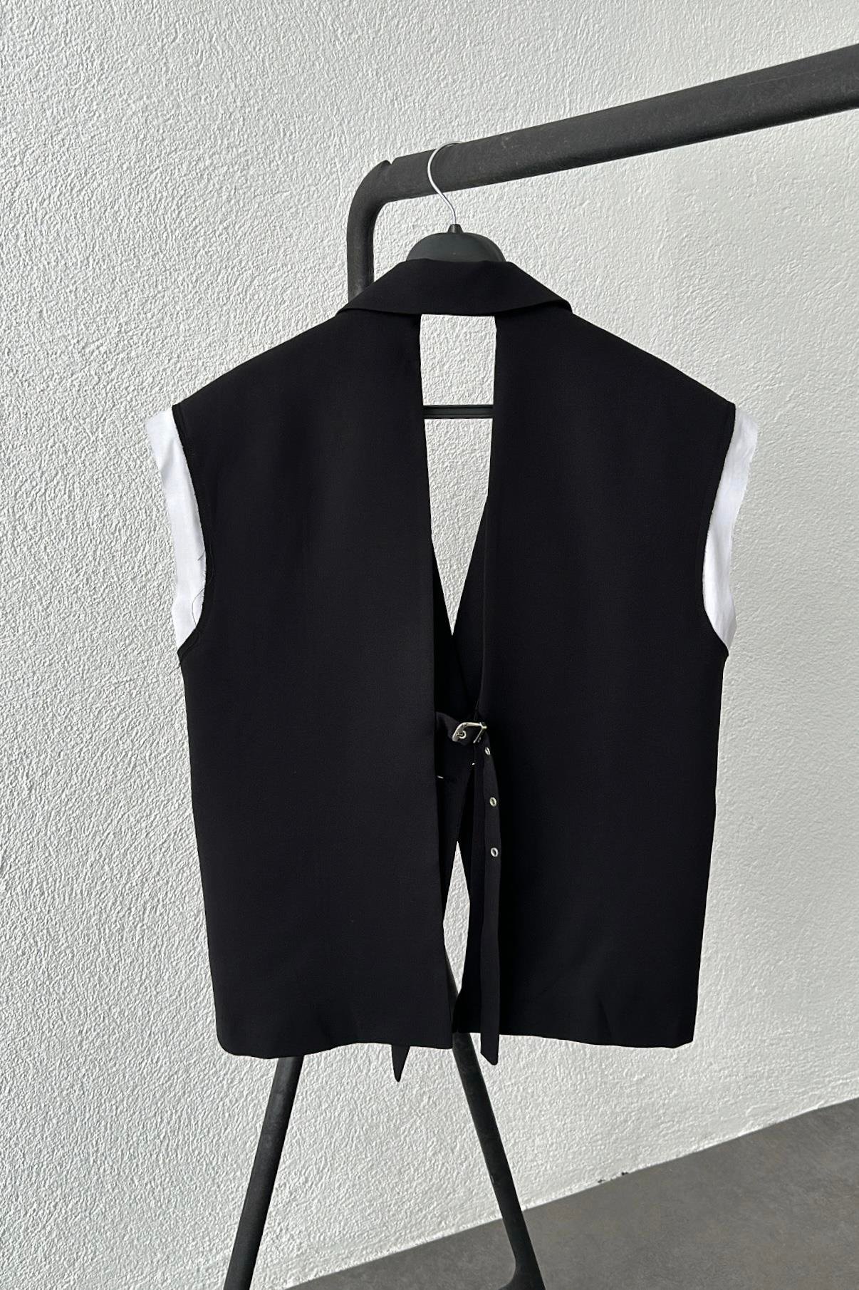 Arkası Detaylı Astarlı Siyah Yelek