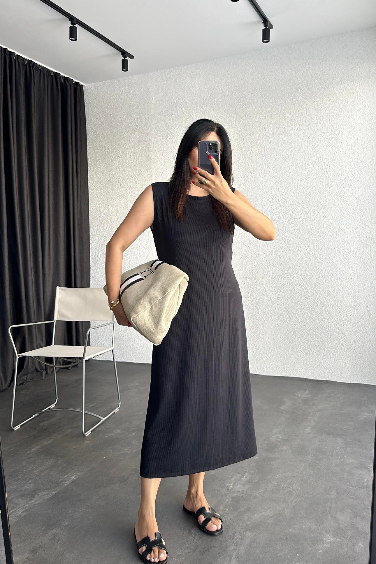 Arkası Lastikli Yırtmaçlı  Siyah Basic Elbise 