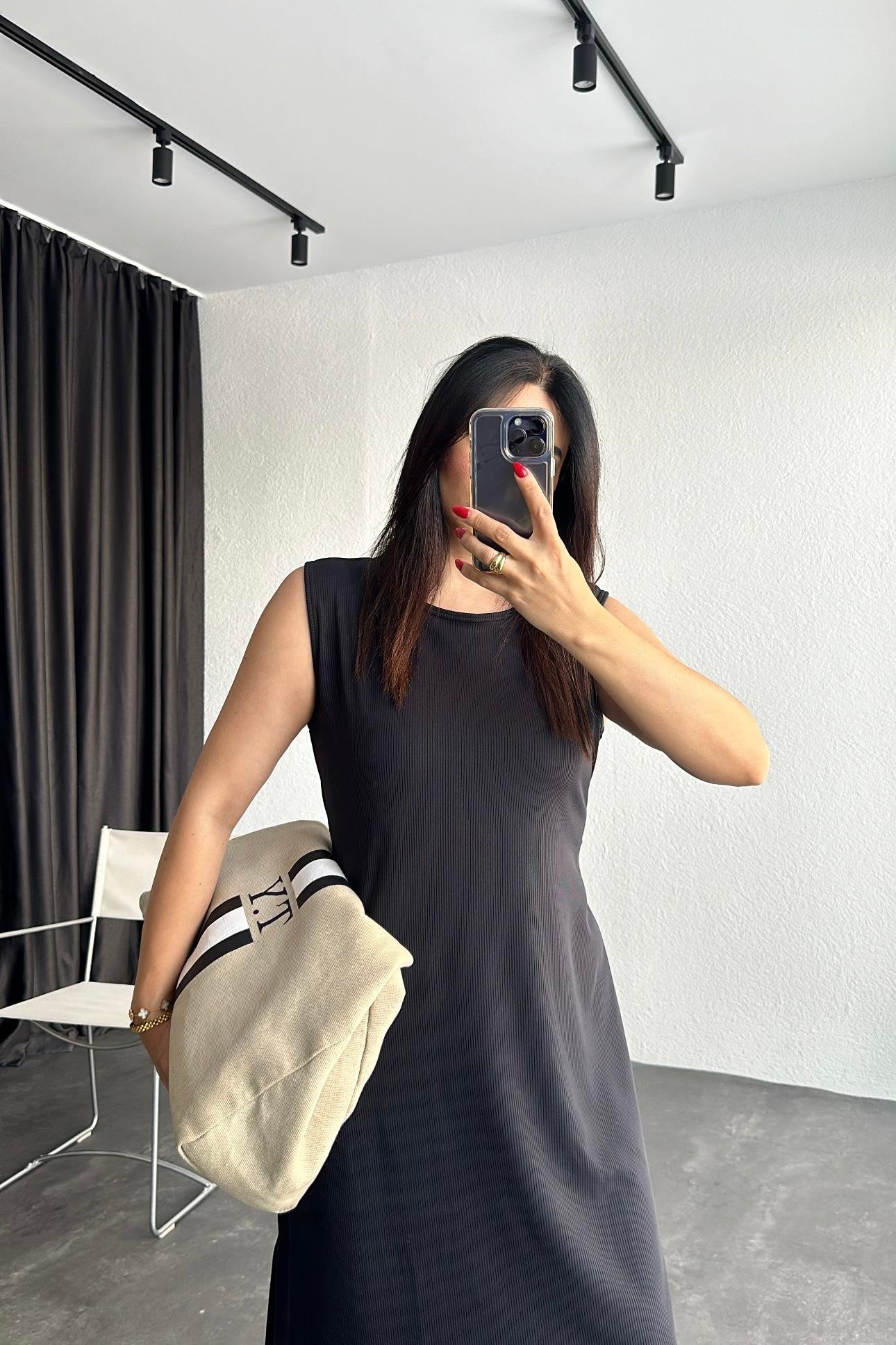 Arkası Lastikli Yırtmaçlı  Siyah Basic Elbise 