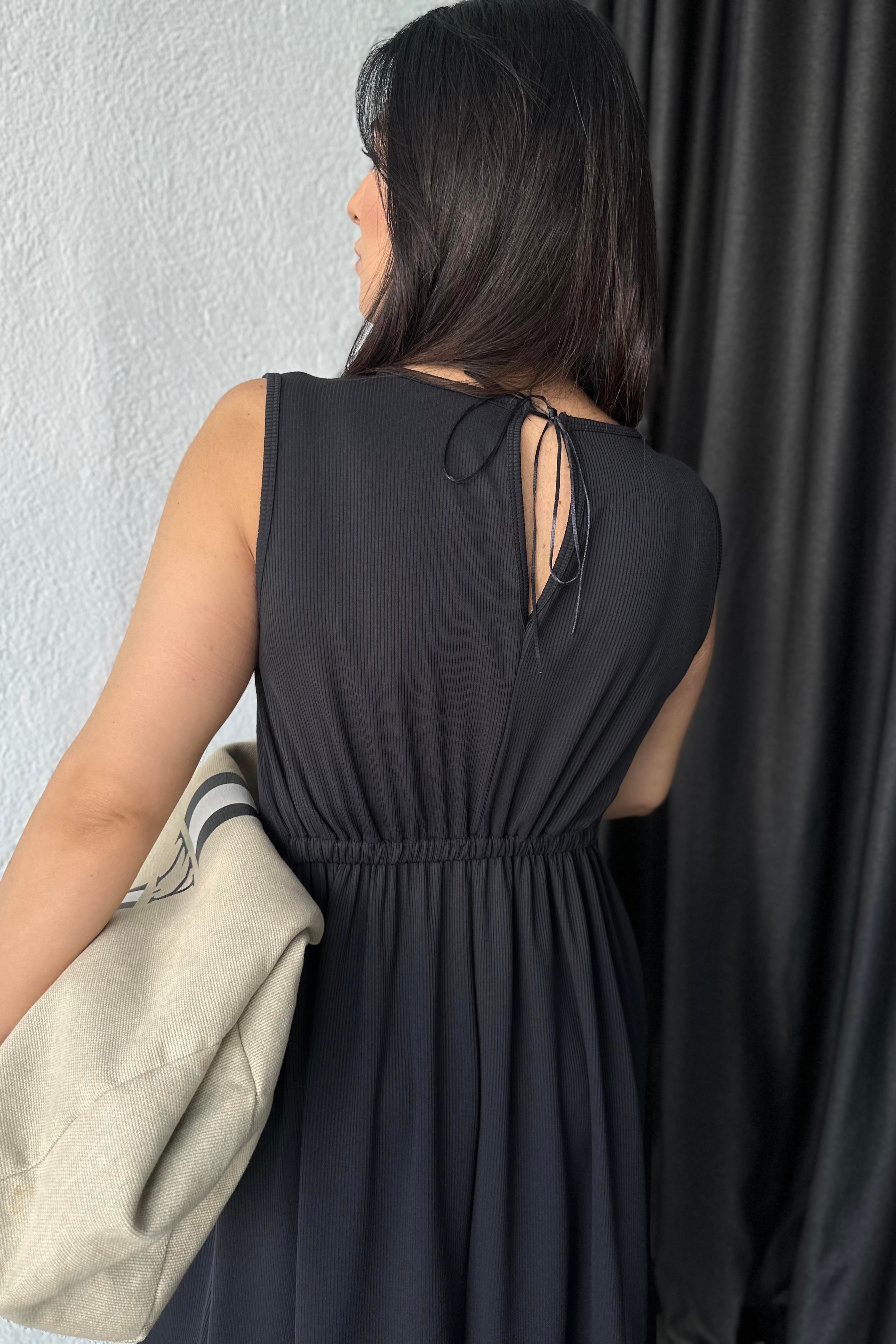Arkası Lastikli Yırtmaçlı  Siyah Basic Elbise 