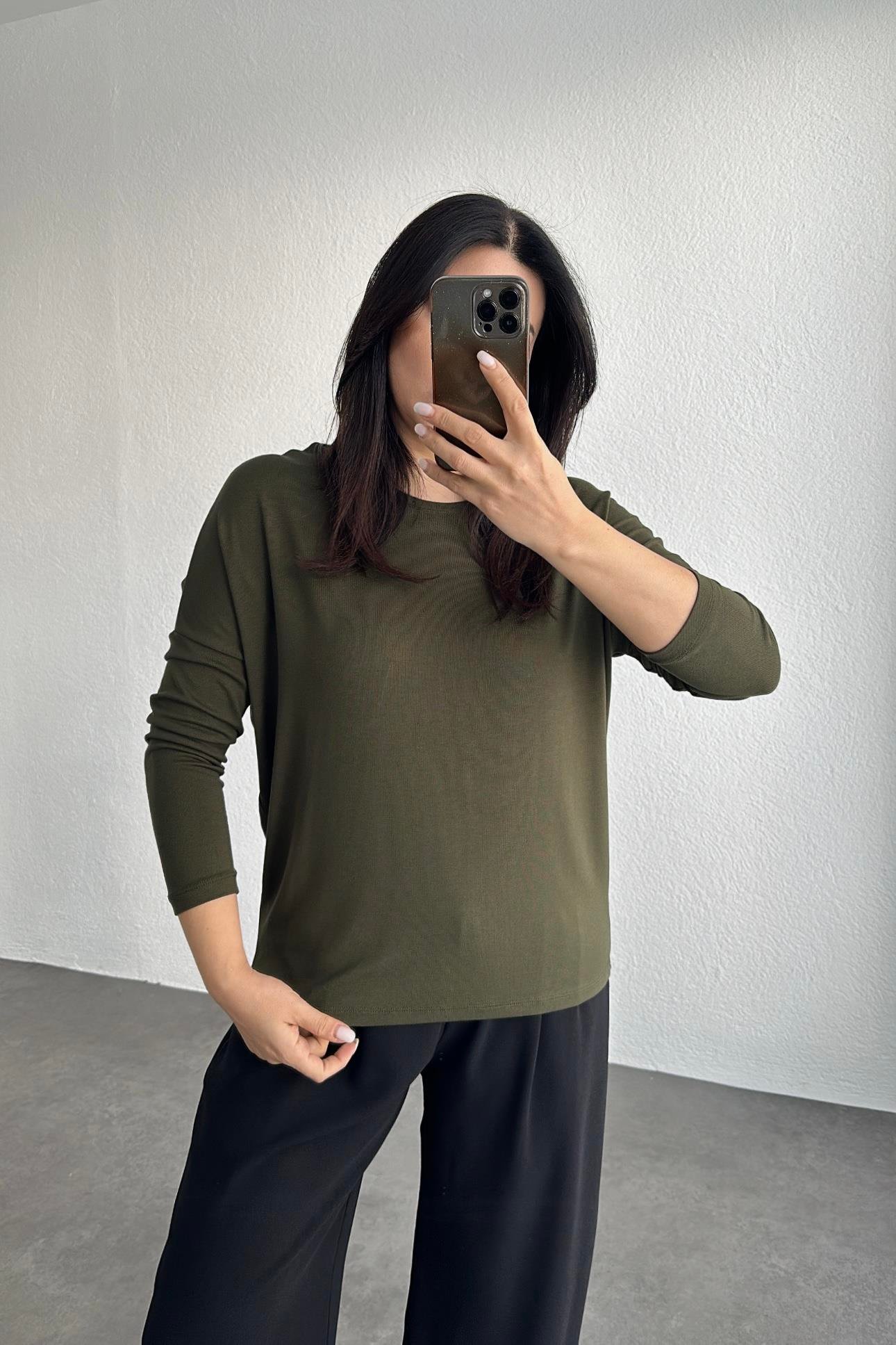 Arkası V Yakalı İnterlok Kumaş Basic Bluz Haki