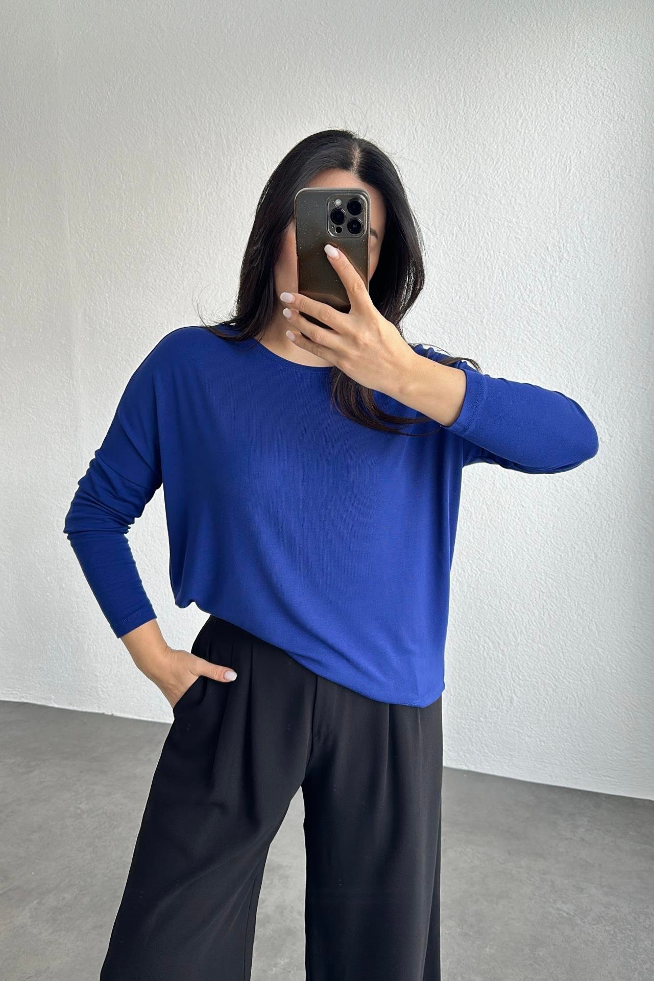 Arkası V Yakalı İnterlok Kumaş Basic Bluz Saks Mavi