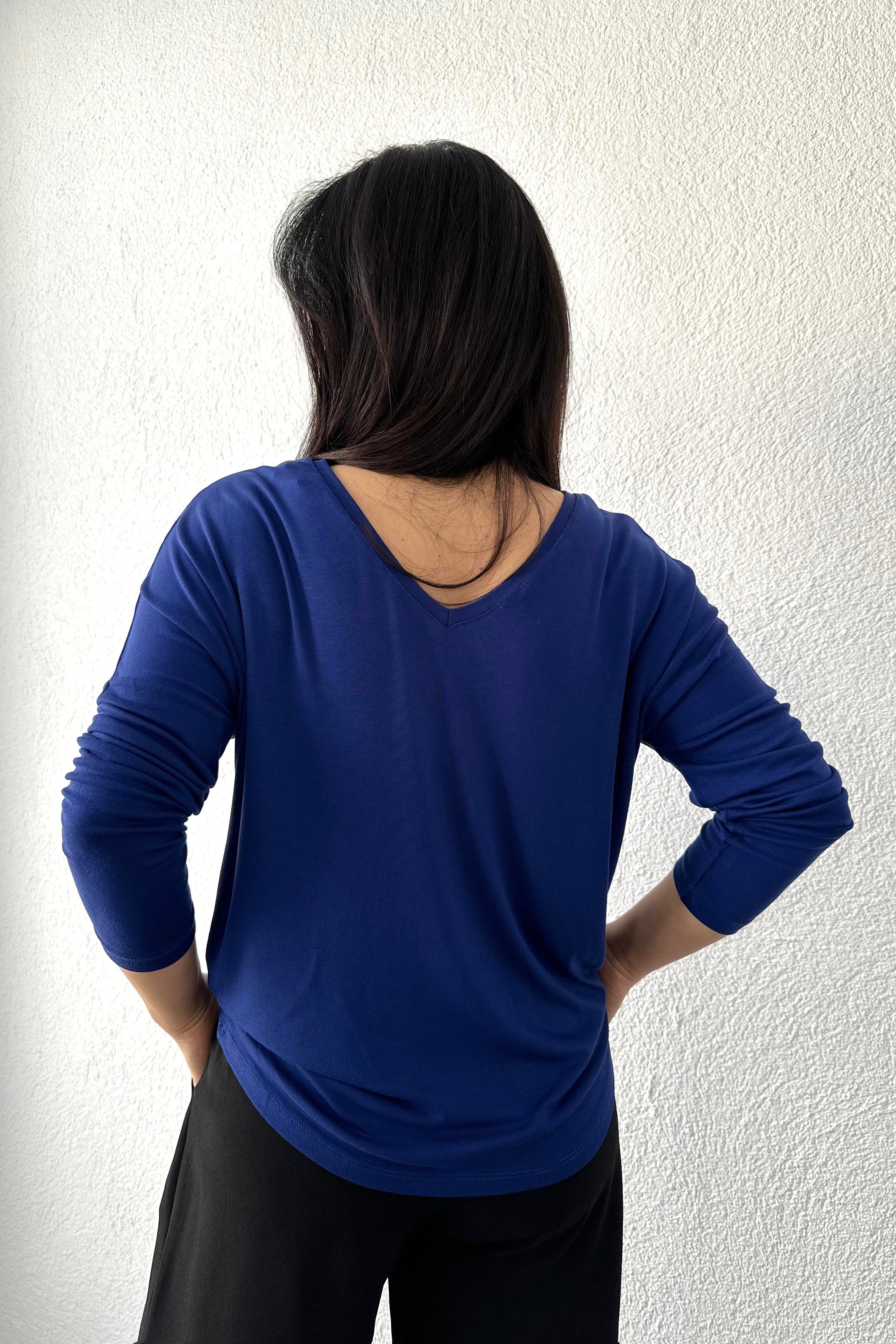 Arkası V Yakalı İnterlok Kumaş Basic Bluz Saks Mavi