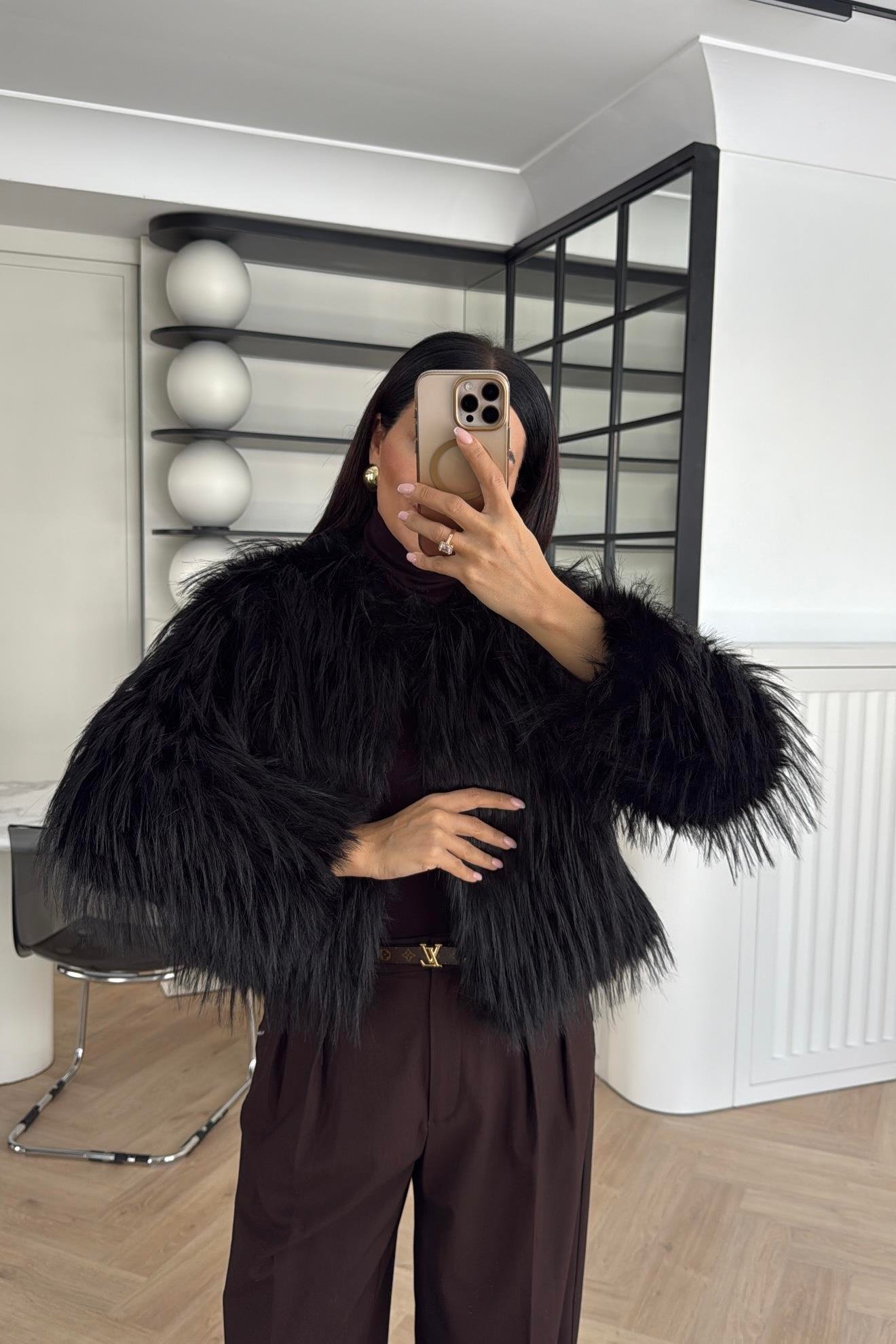 ASTARLI ÖNDEN KAPAMALI SİYAH KÜRK 