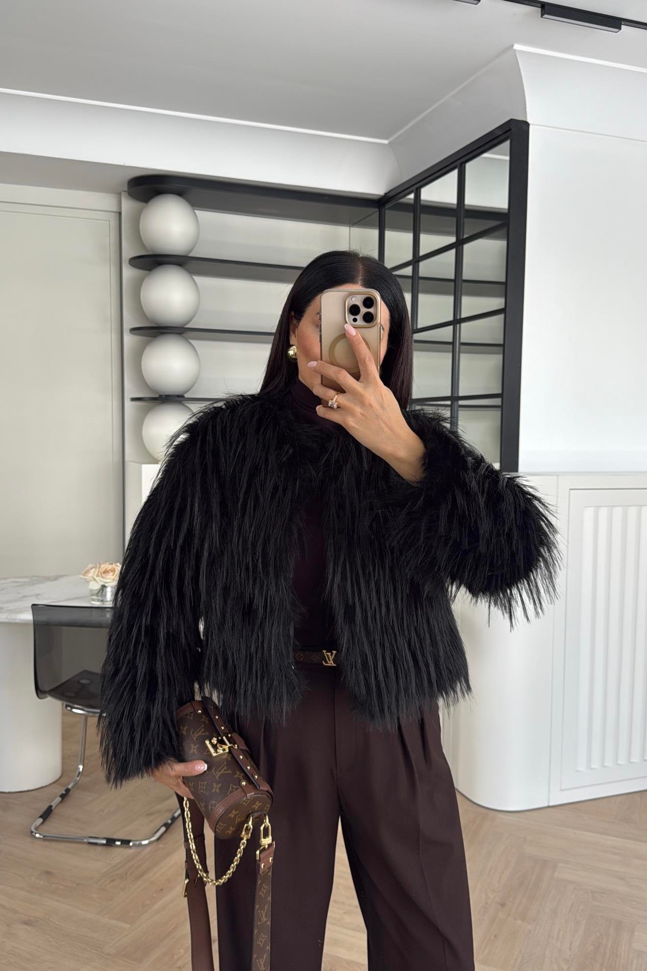 ASTARLI ÖNDEN KAPAMALI SİYAH KÜRK 