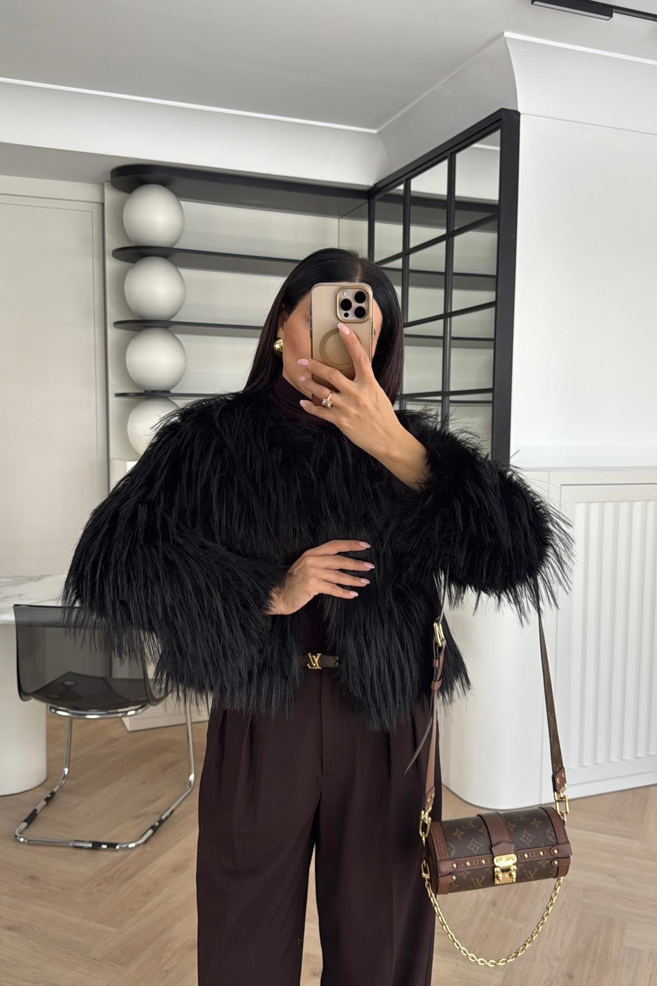 ASTARLI ÖNDEN KAPAMALI SİYAH KÜRK 