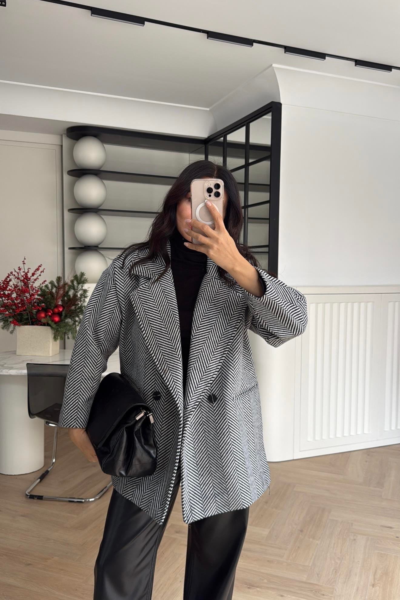 BALIKSIRTI DESEN KAŞE KABAN SİYAH