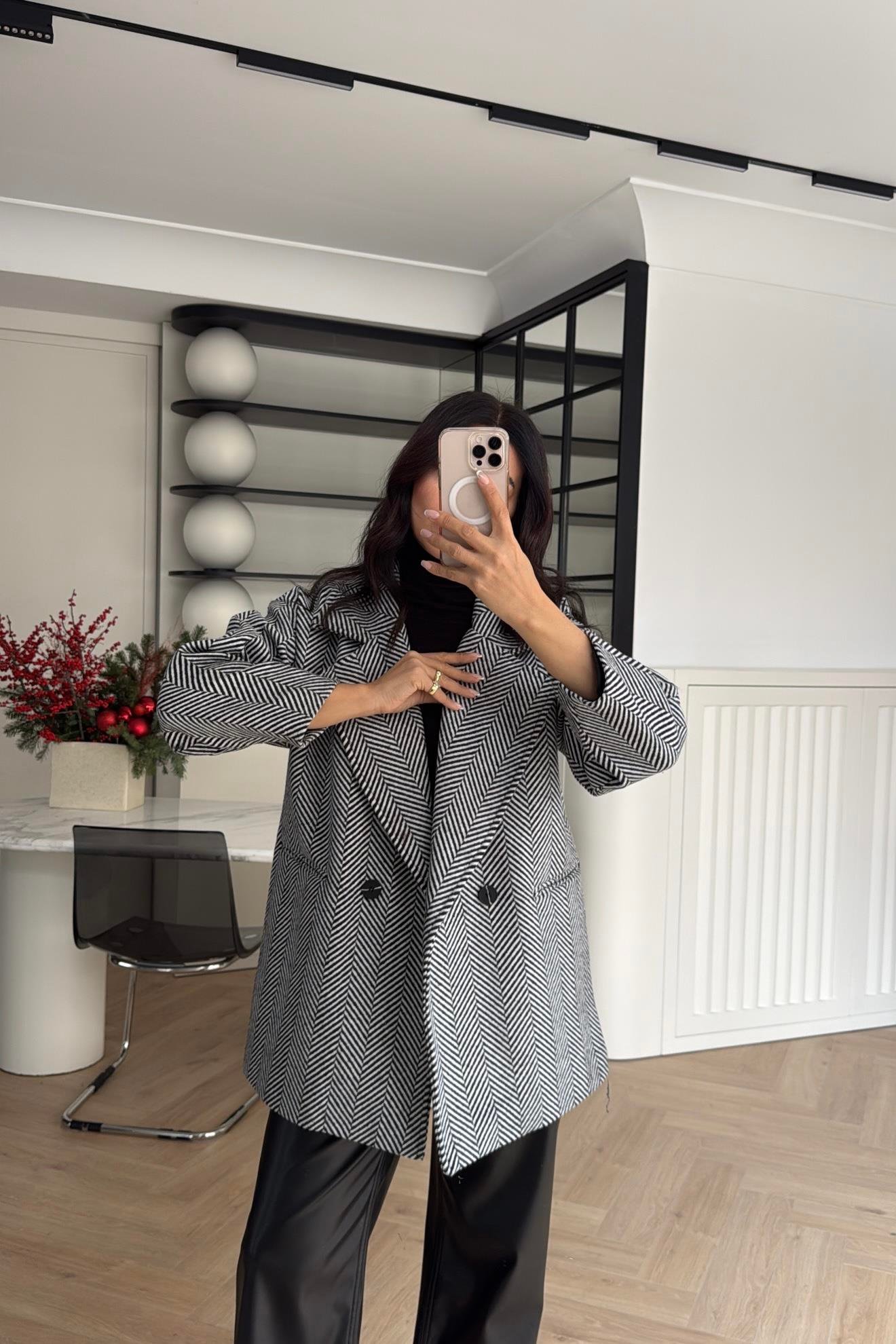 BALIKSIRTI DESEN KAŞE KABAN SİYAH