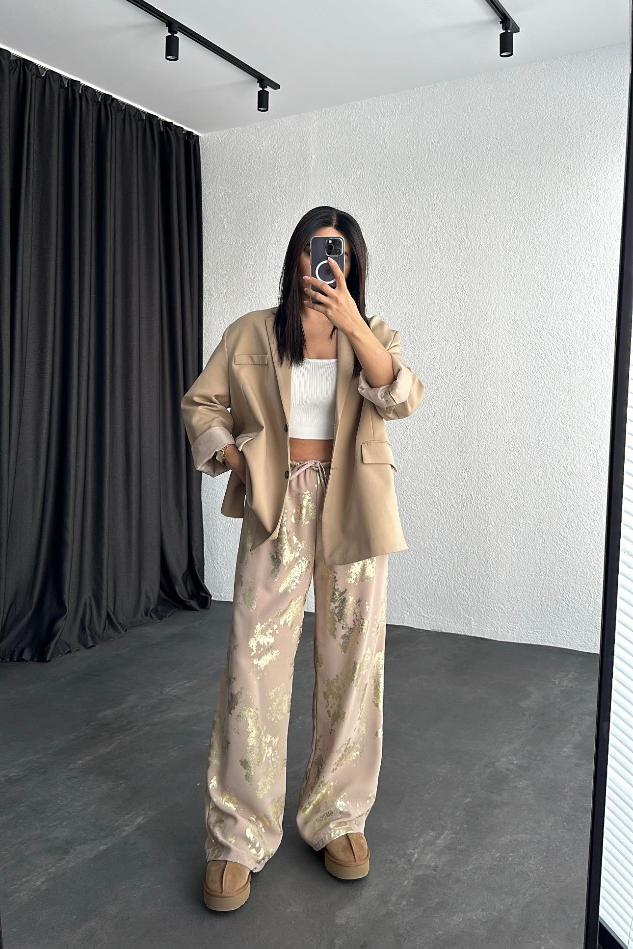 Bej Renk Tok Krep Kumaş Varaklı Rahat Pantolon 