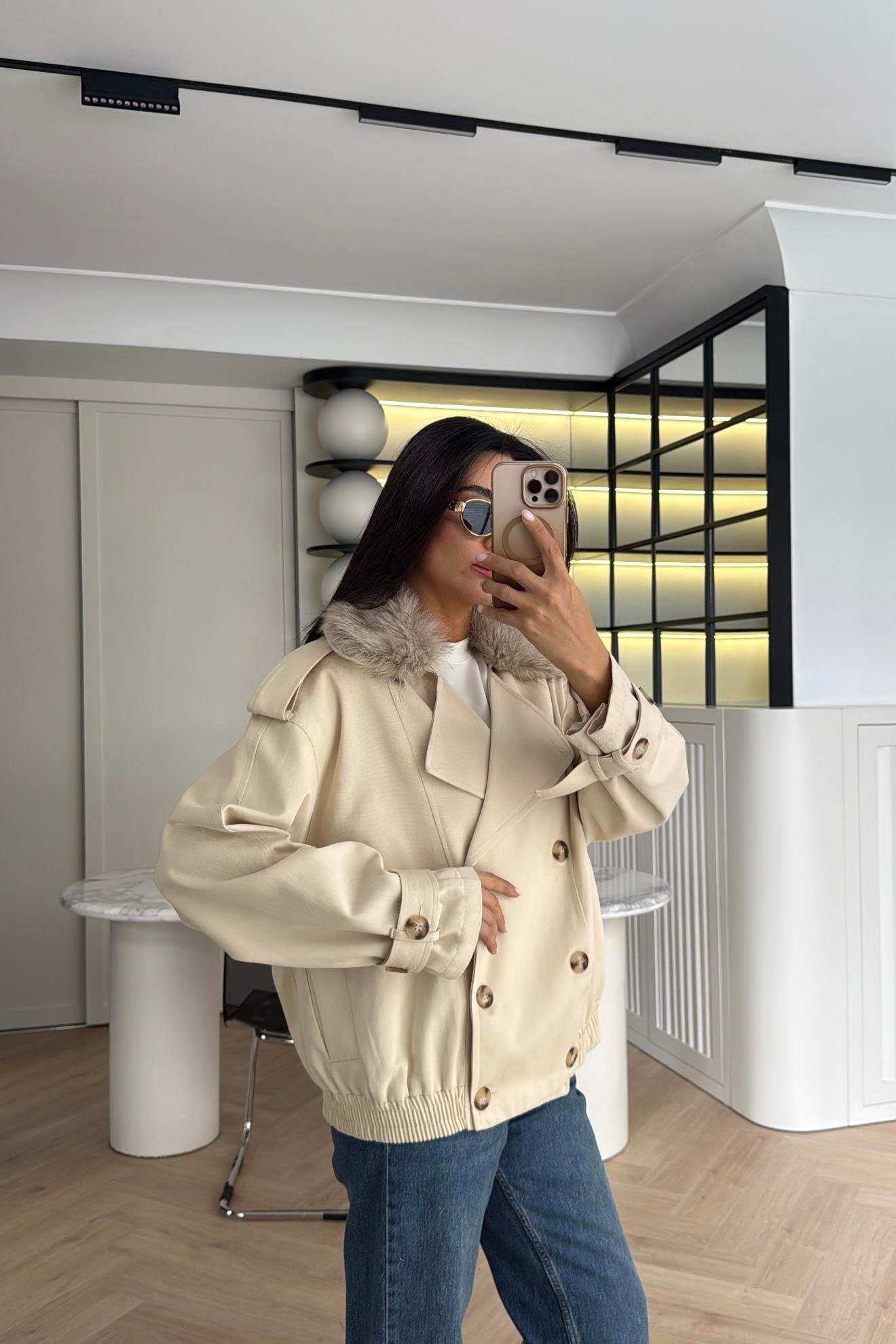 BEJ YAKASI KÜRK DETAYLI KISA TRENÇKOT