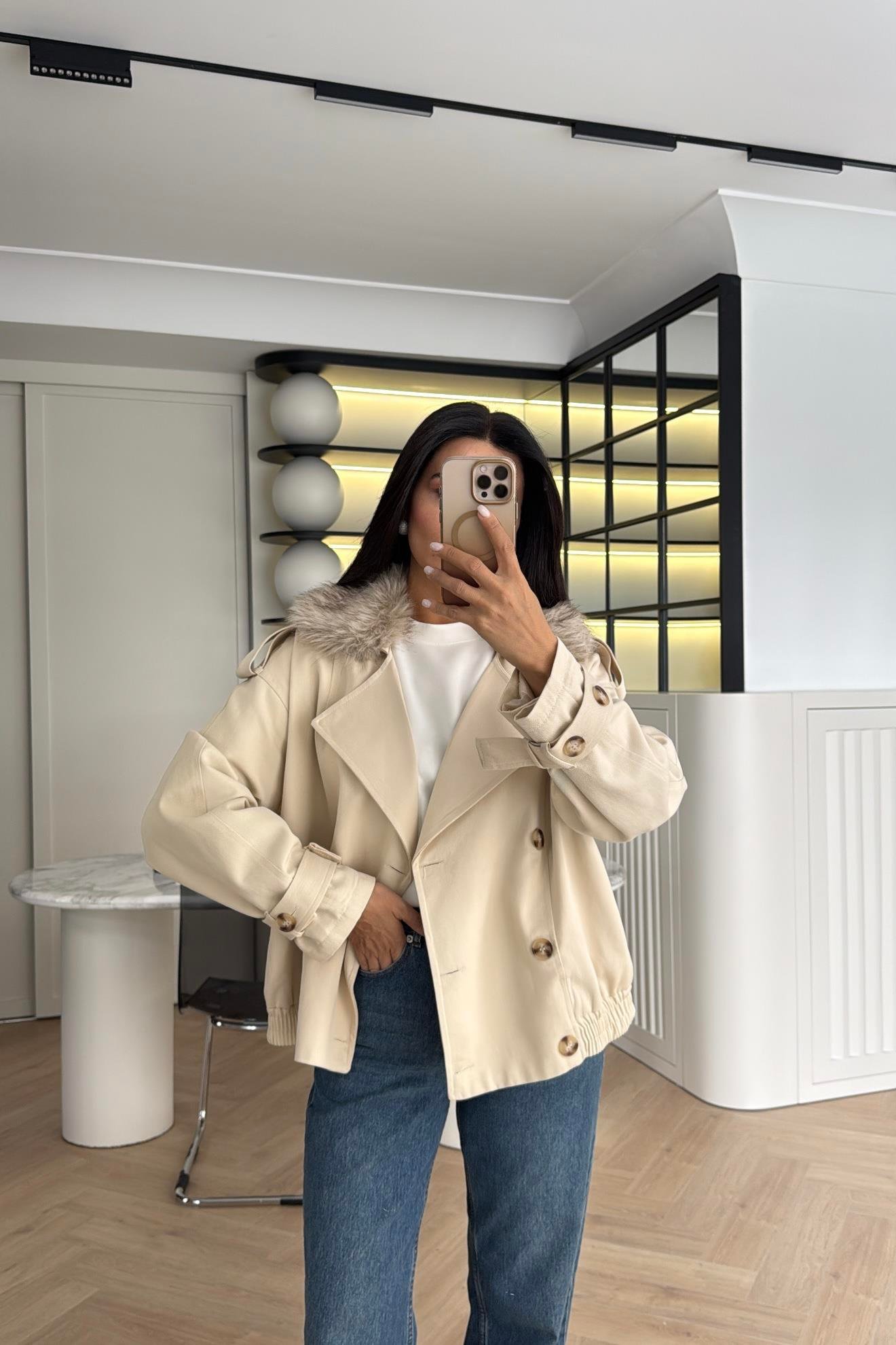 BEJ YAKASI KÜRK DETAYLI KISA TRENÇKOT