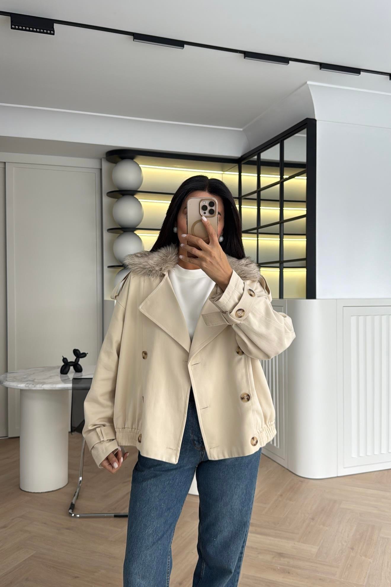 BEJ YAKASI KÜRK DETAYLI KISA TRENÇKOT